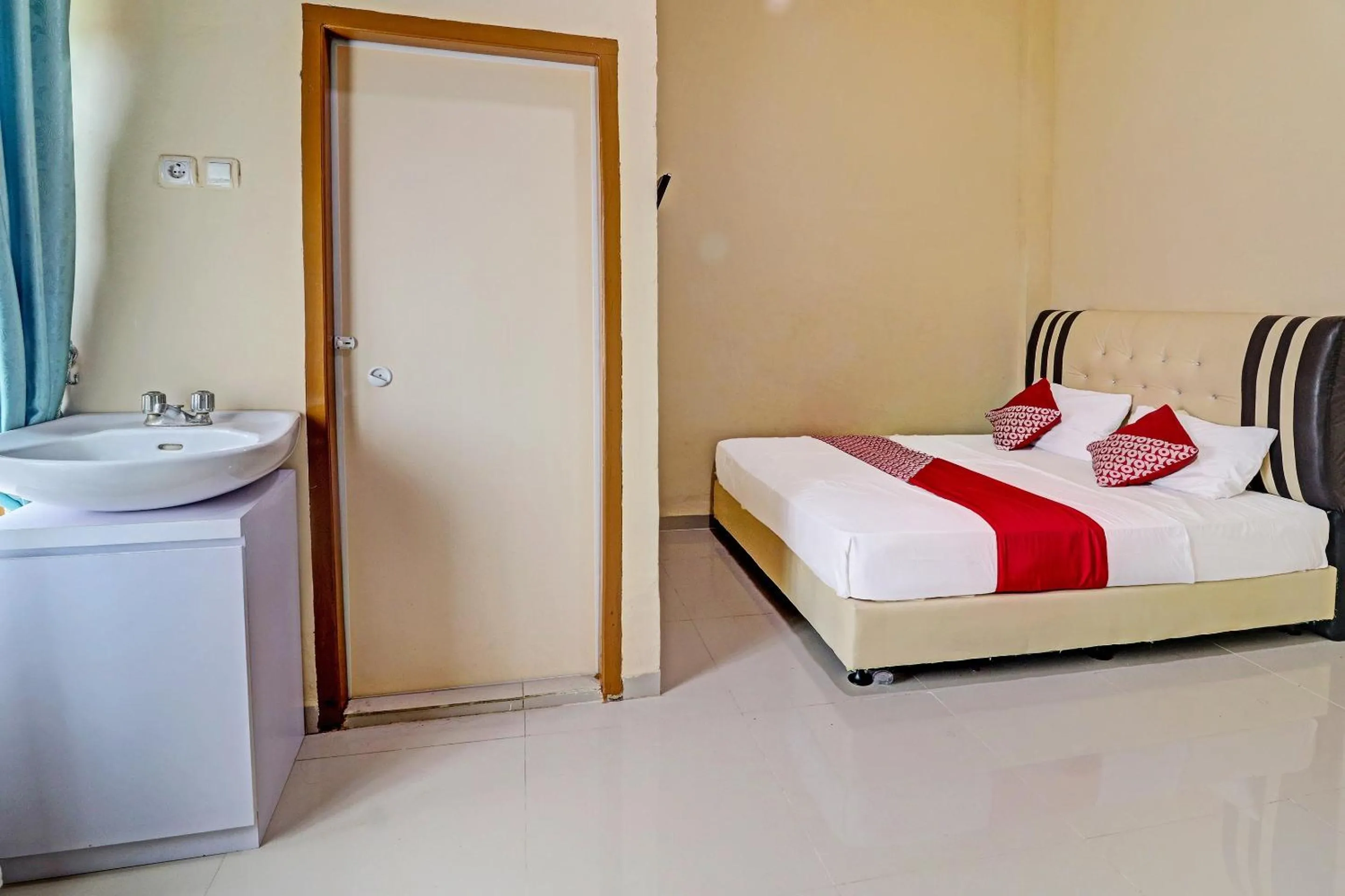 Bedroom in OYO 90945 Arizon Kost