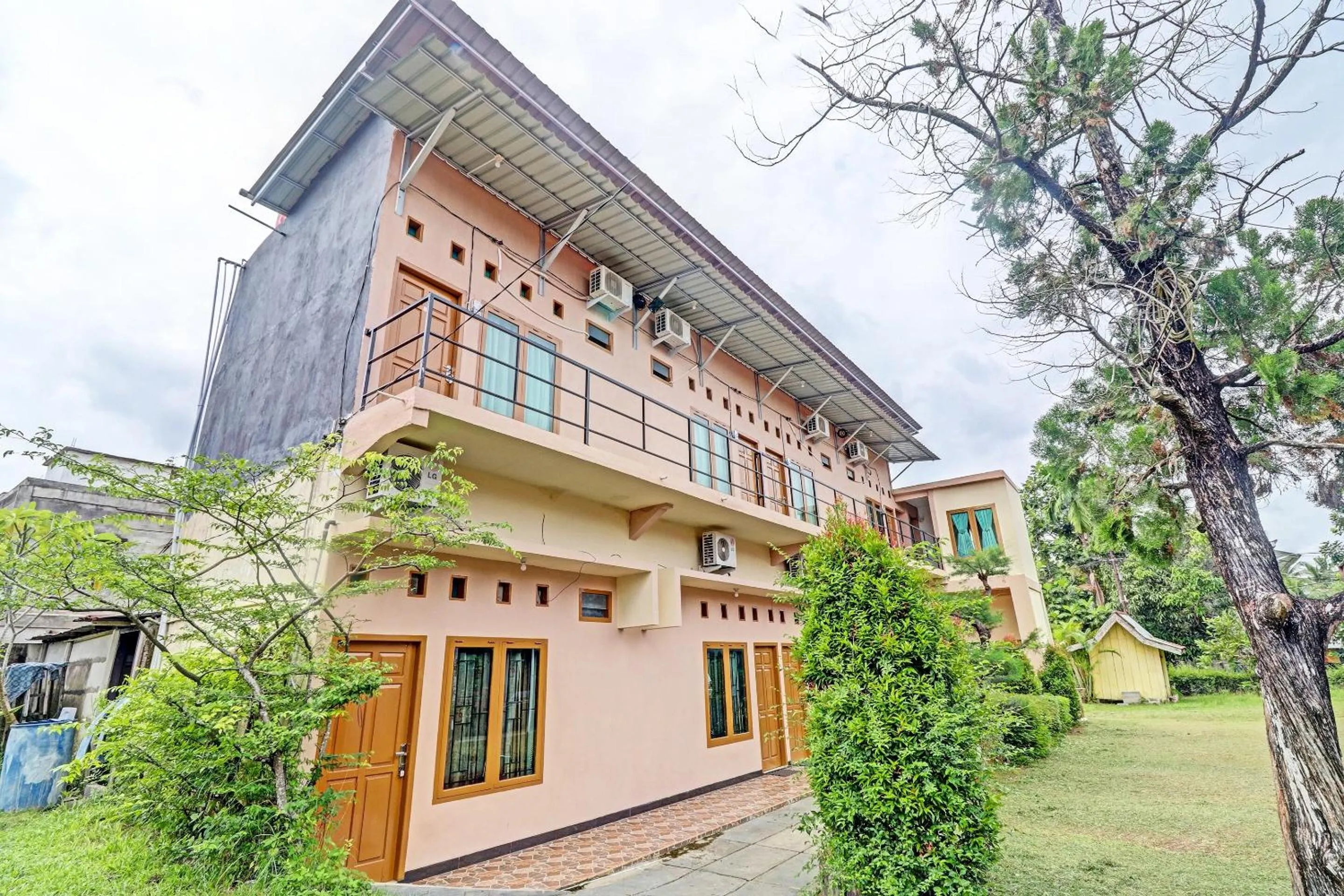 Facade/entrance in OYO 90945 Arizon Kost