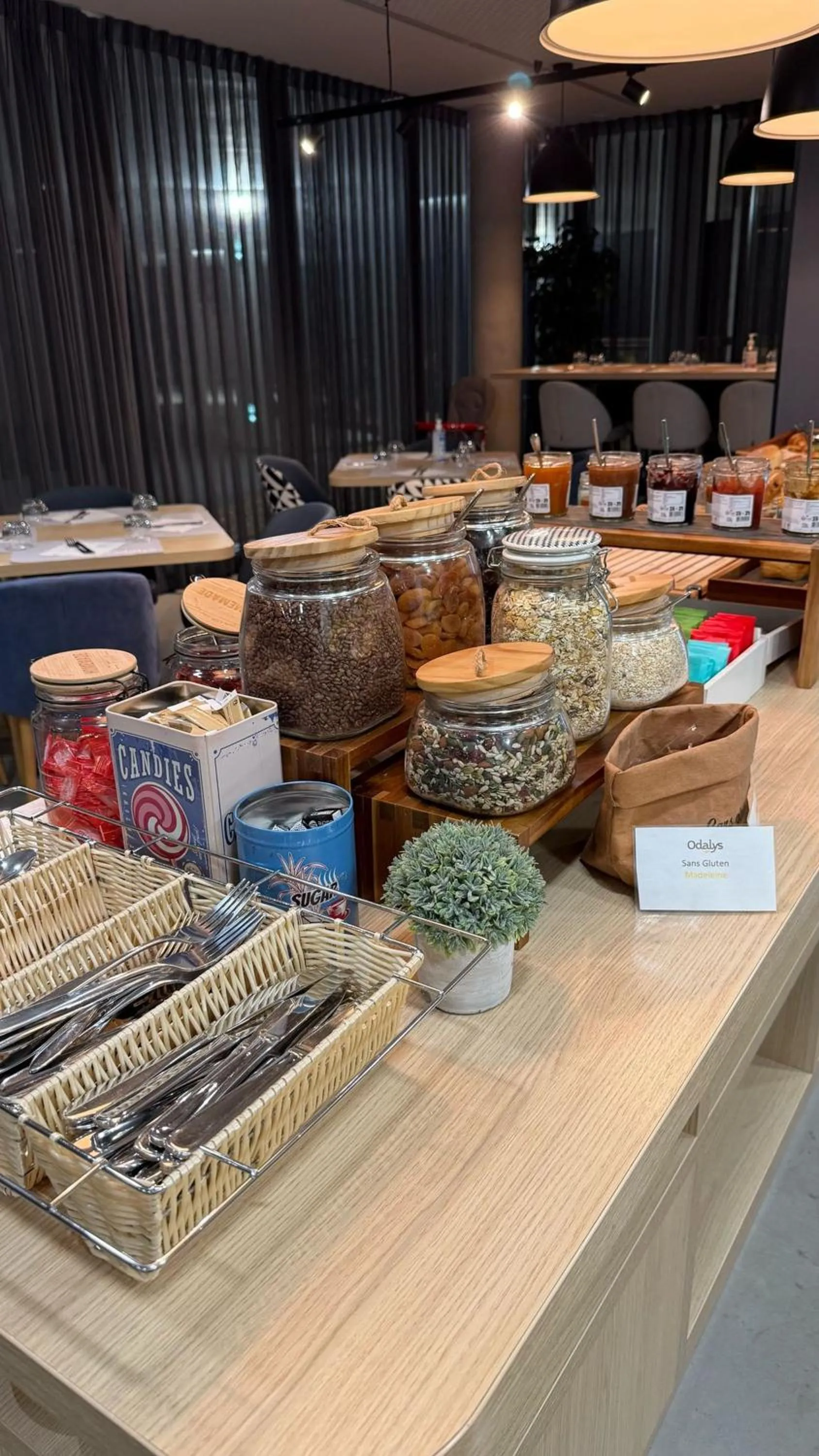 Buffet breakfast in Appart Hotel Odalys City Toulouse Blagnac Aéroport