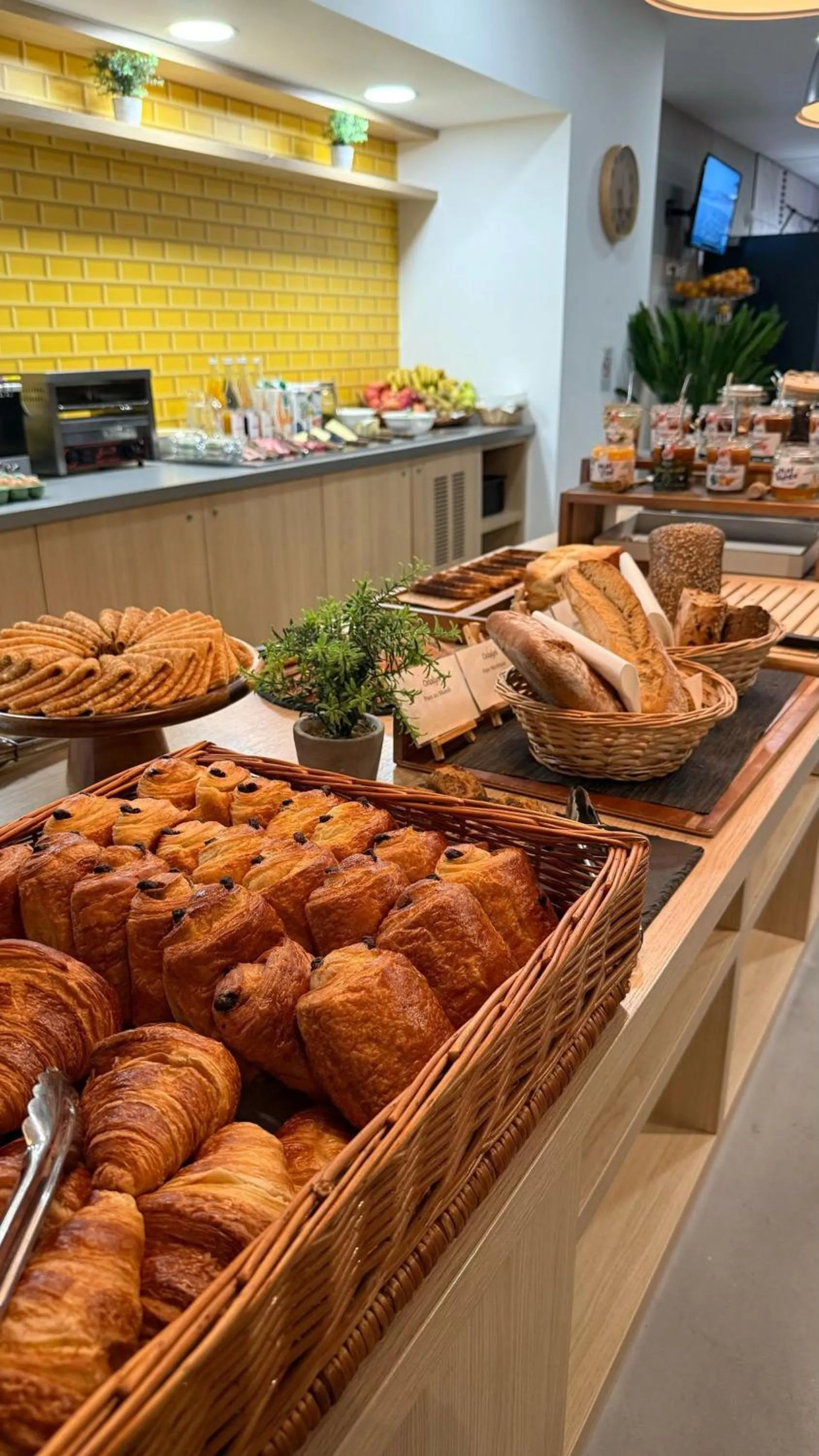 Buffet breakfast in Appart Hotel Odalys City Toulouse Blagnac Aéroport