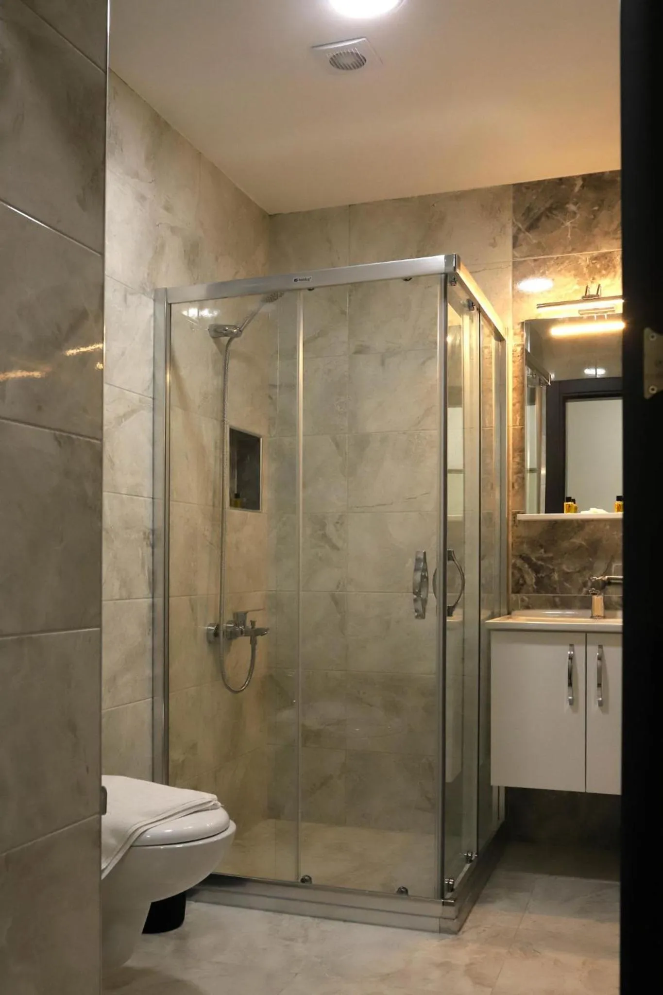 Toilet in Melissa Suite