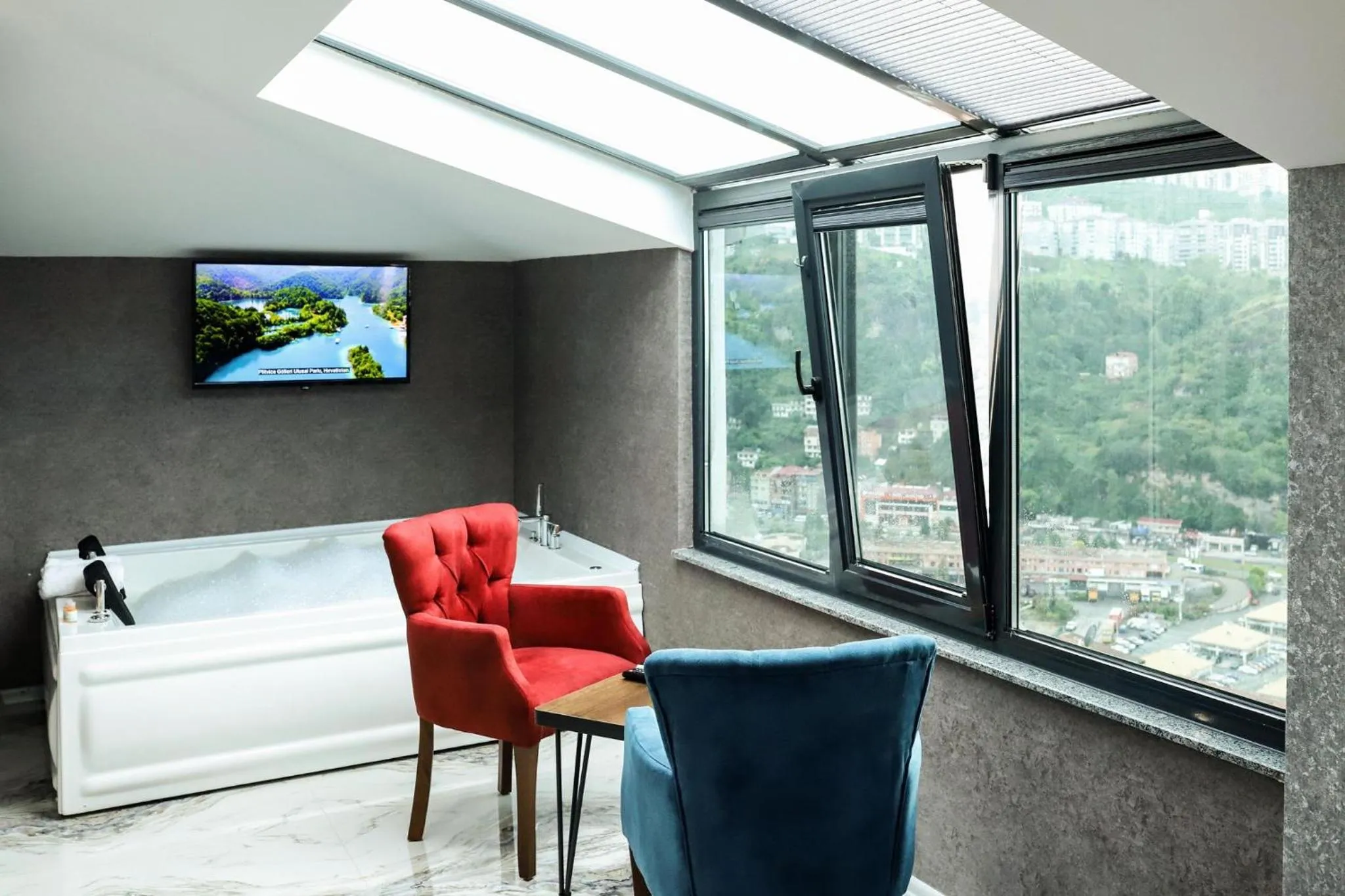 Hot Tub in Melissa Suite