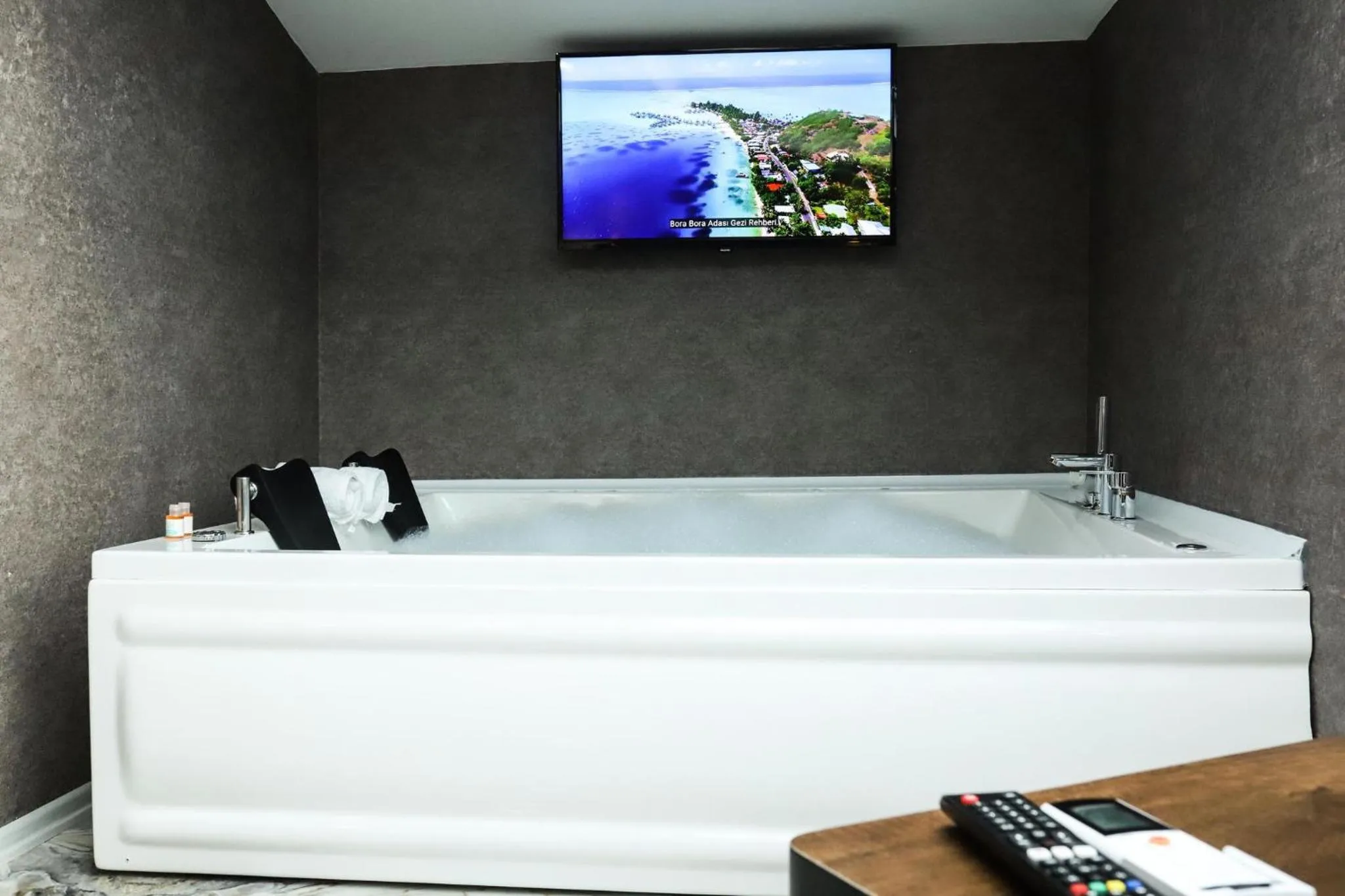 Hot Tub in Melissa Suite