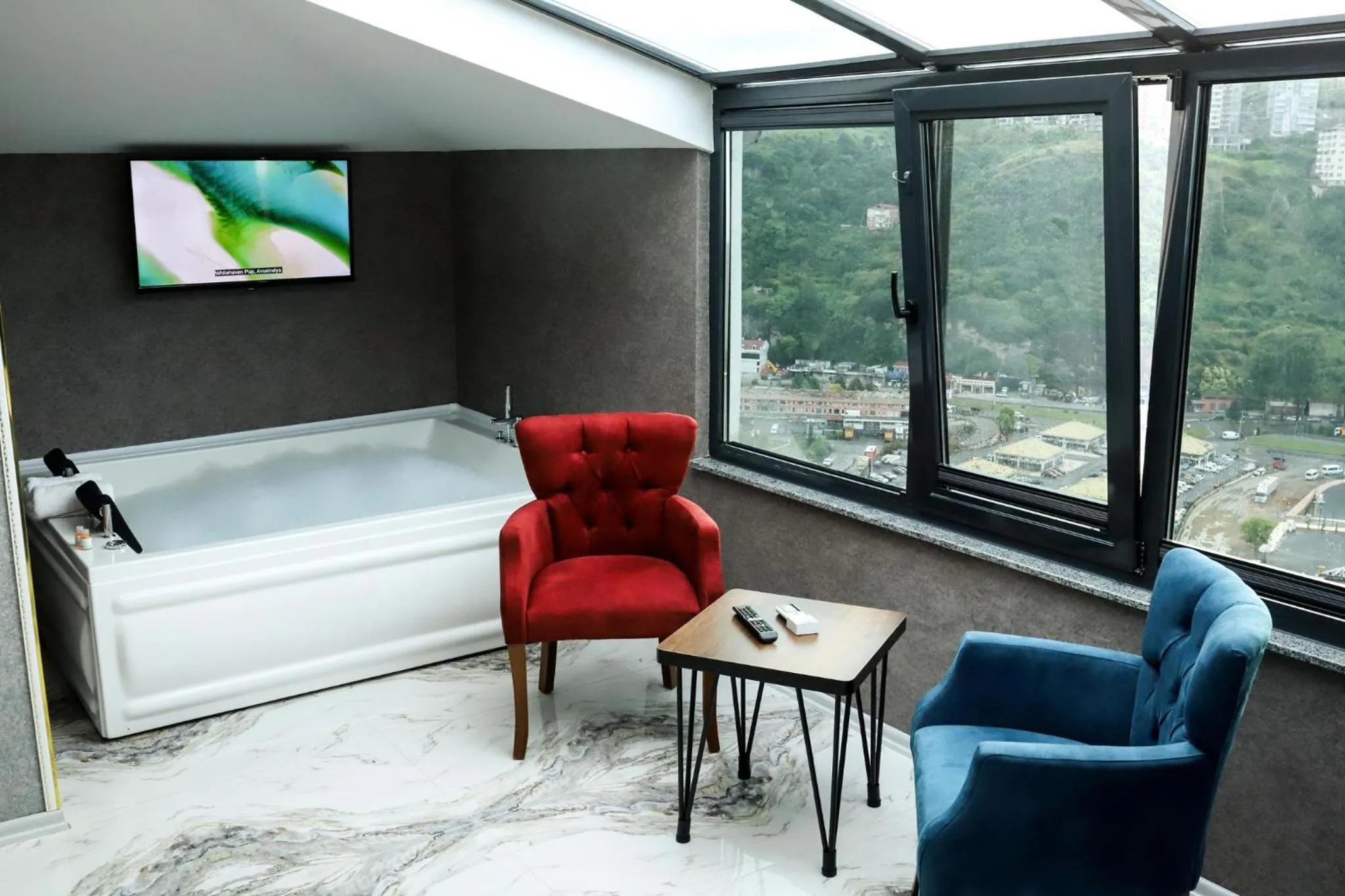 Hot Tub in Melissa Suite