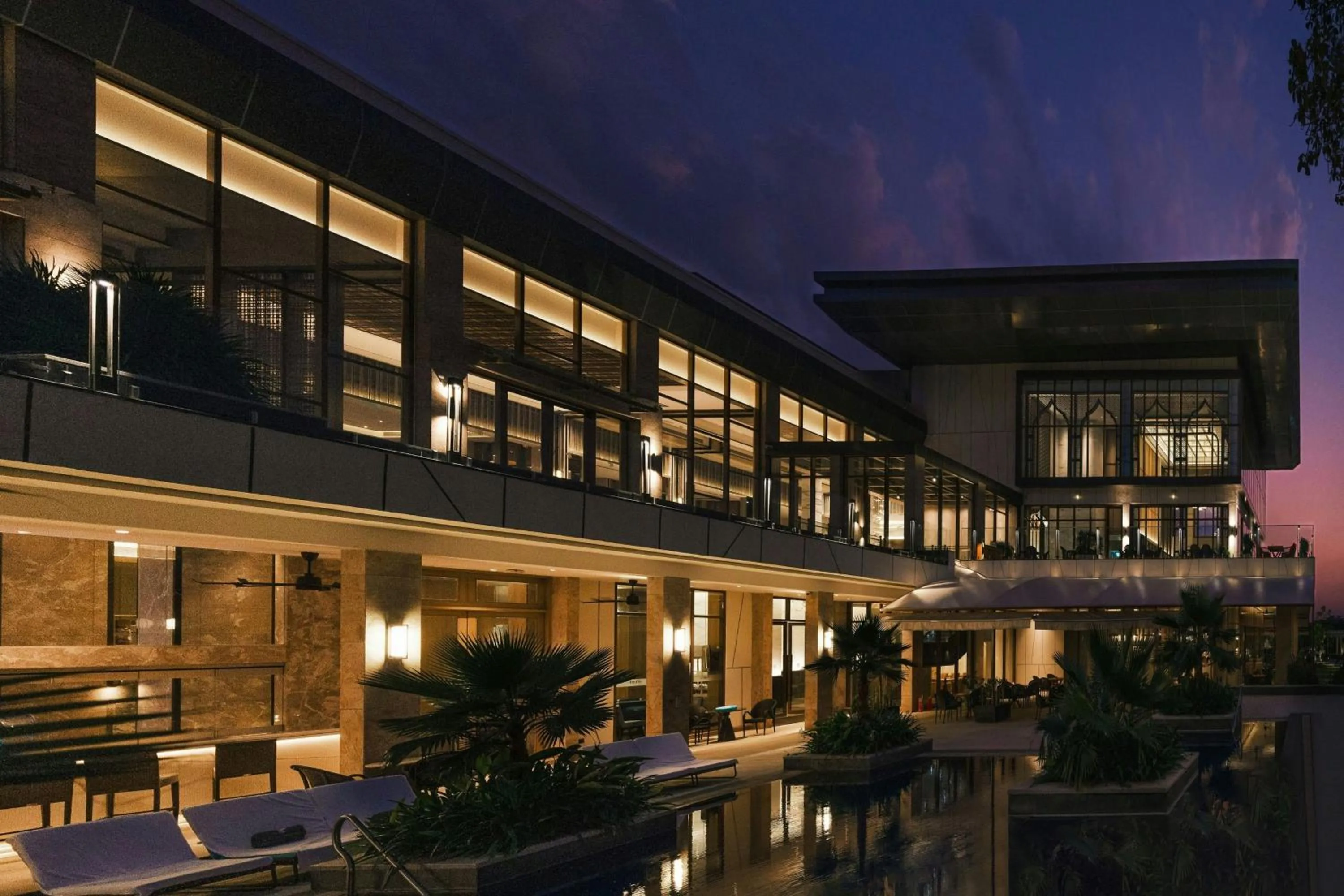 Swimming pool in JW Marriott Hotel Bengaluru Prestige Golfshire Resort & Spa