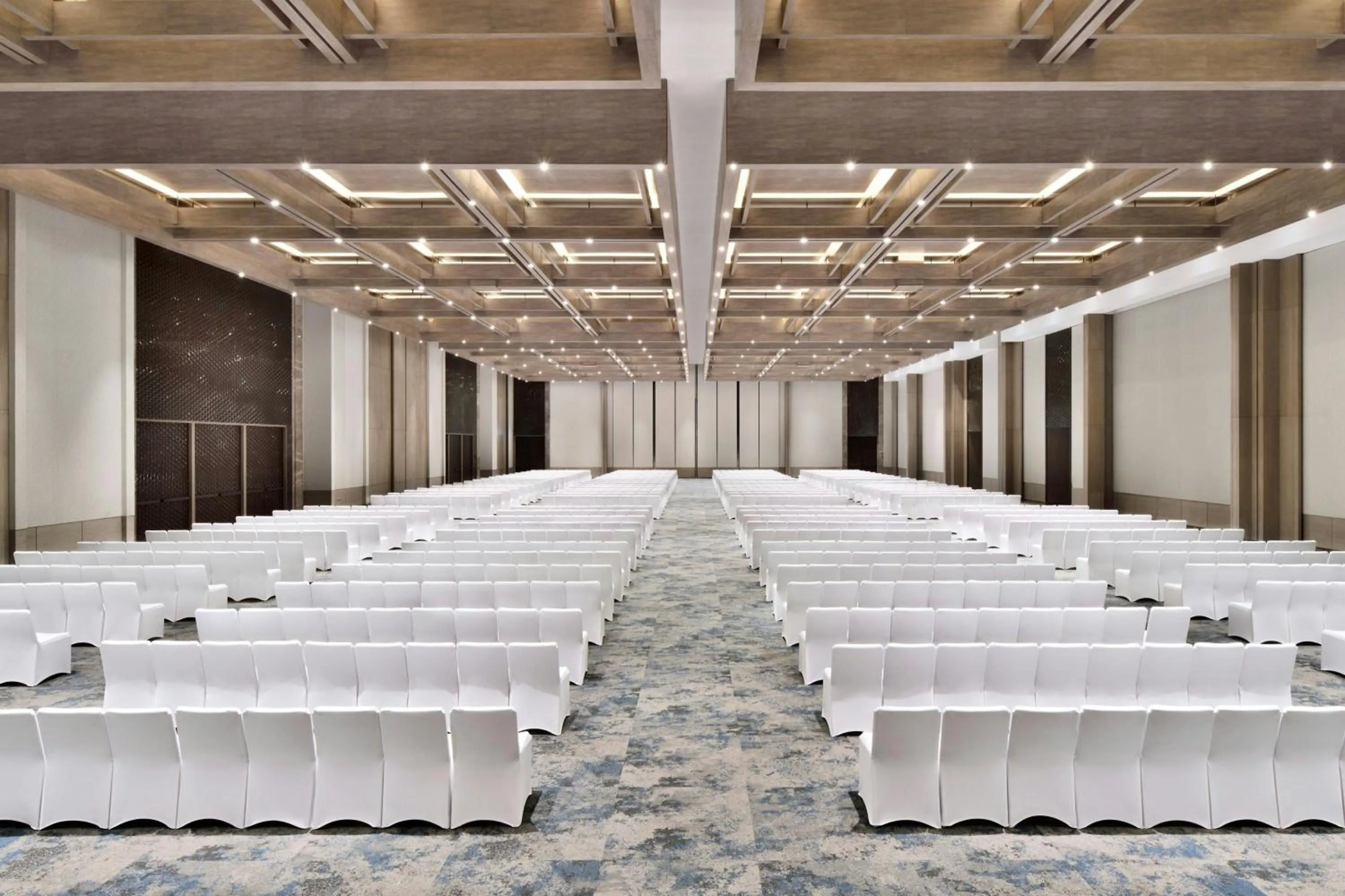 Lounge or bar in JW Marriott Hotel Bengaluru Prestige Golfshire Resort & Spa