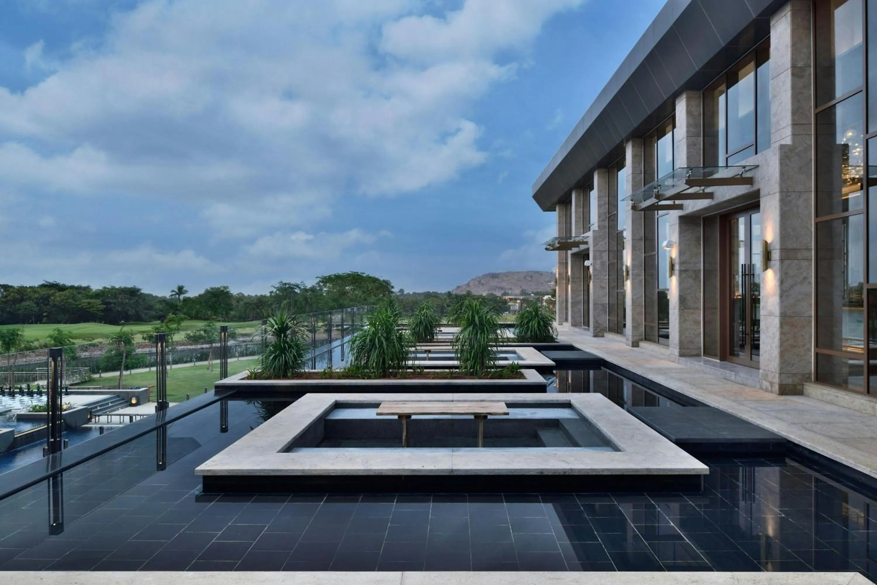 Lounge or bar in JW Marriott Hotel Bengaluru Prestige Golfshire Resort & Spa