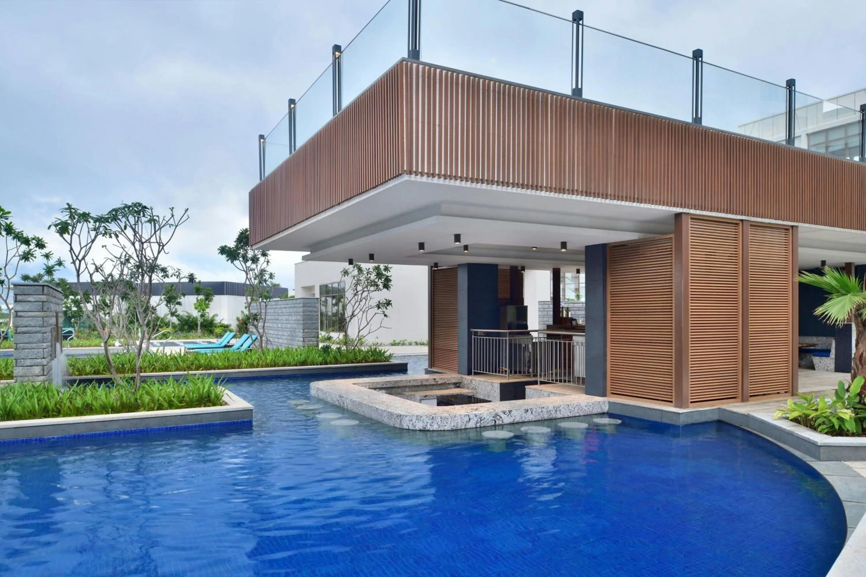 Swimming pool in JW Marriott Hotel Bengaluru Prestige Golfshire Resort & Spa