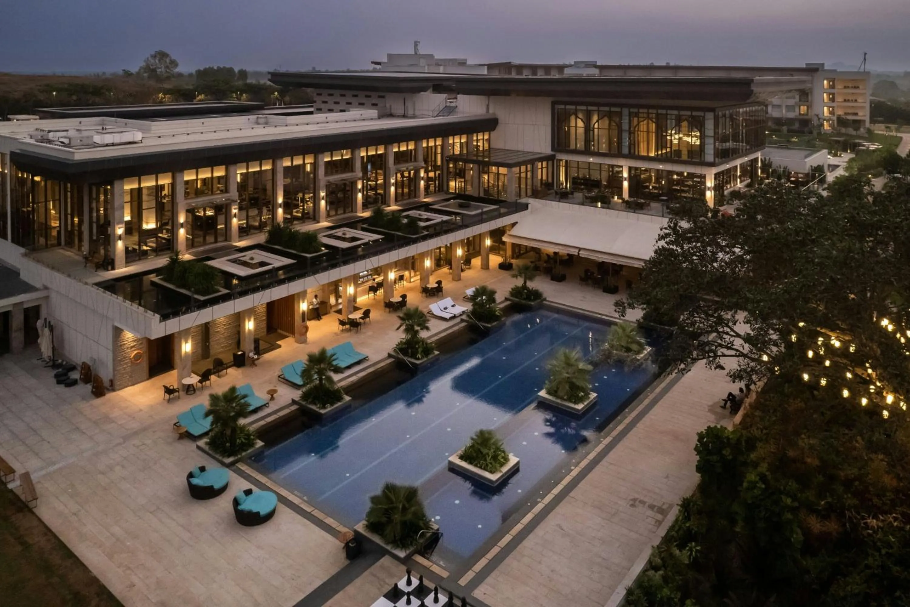 Swimming pool in JW Marriott Hotel Bengaluru Prestige Golfshire Resort & Spa