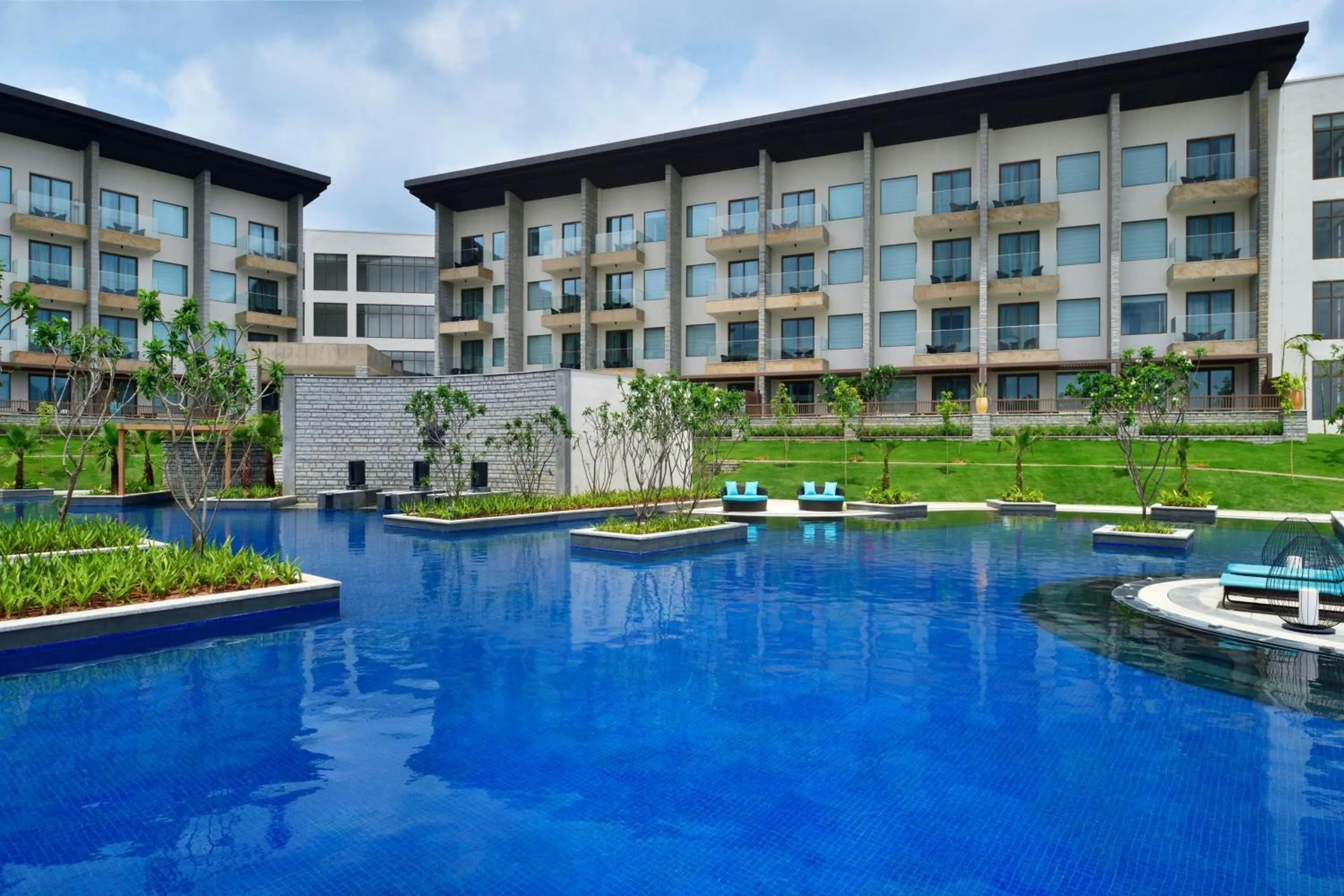 Swimming pool in JW Marriott Hotel Bengaluru Prestige Golfshire Resort & Spa