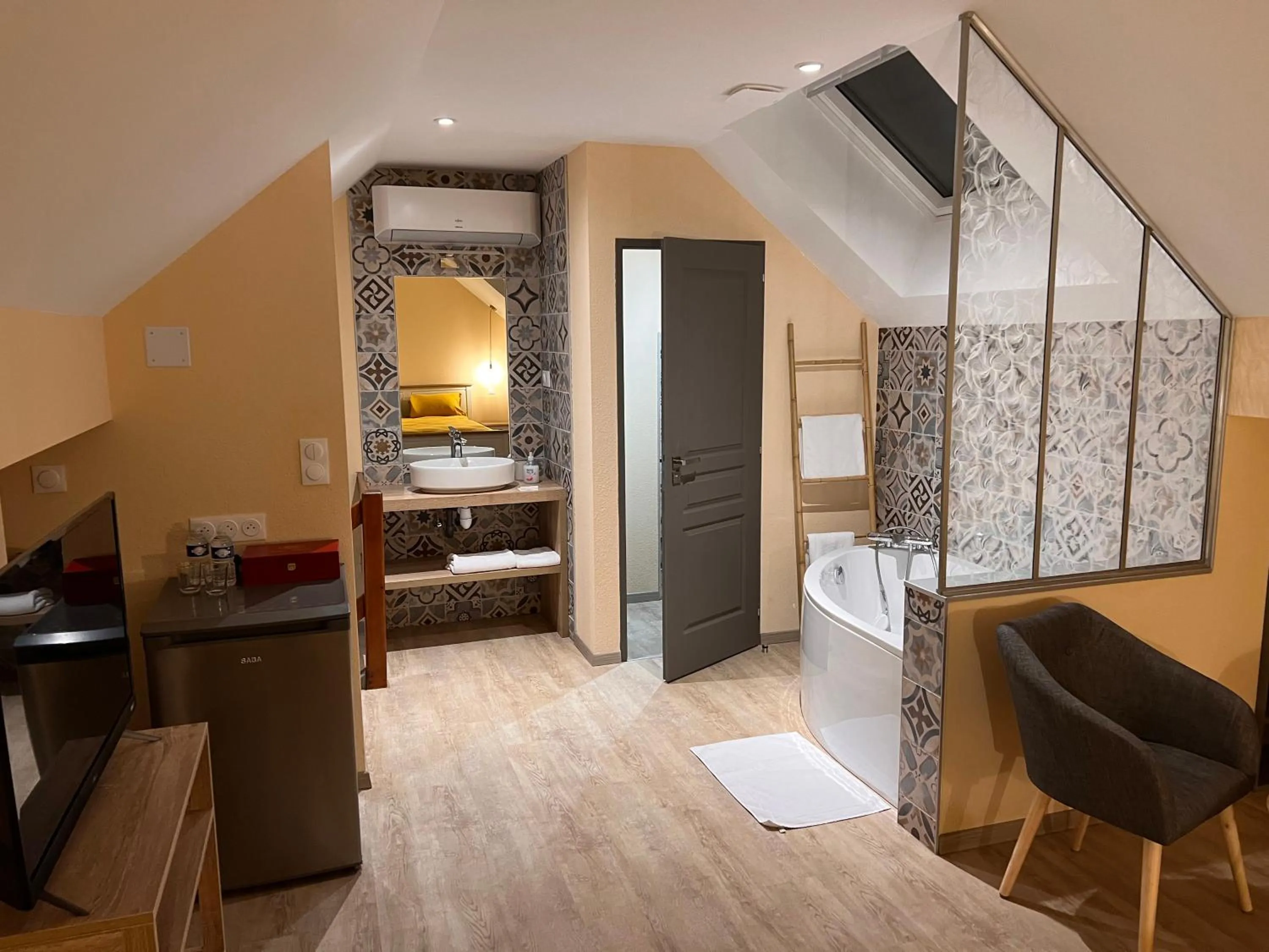 Bathroom, Bed in OLGA Chambre D'hôte "Betty 3"