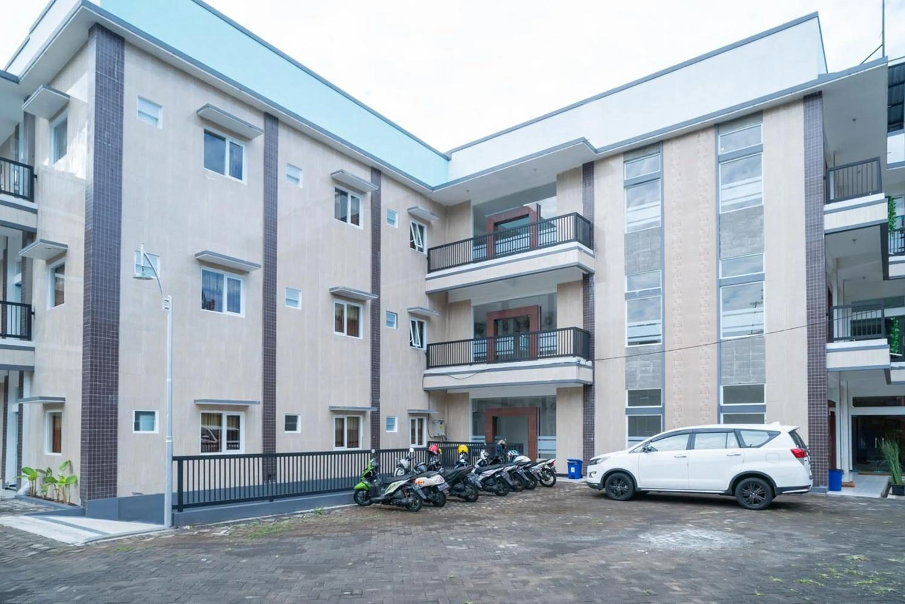 Property building in Sans Hotel Queen Batu