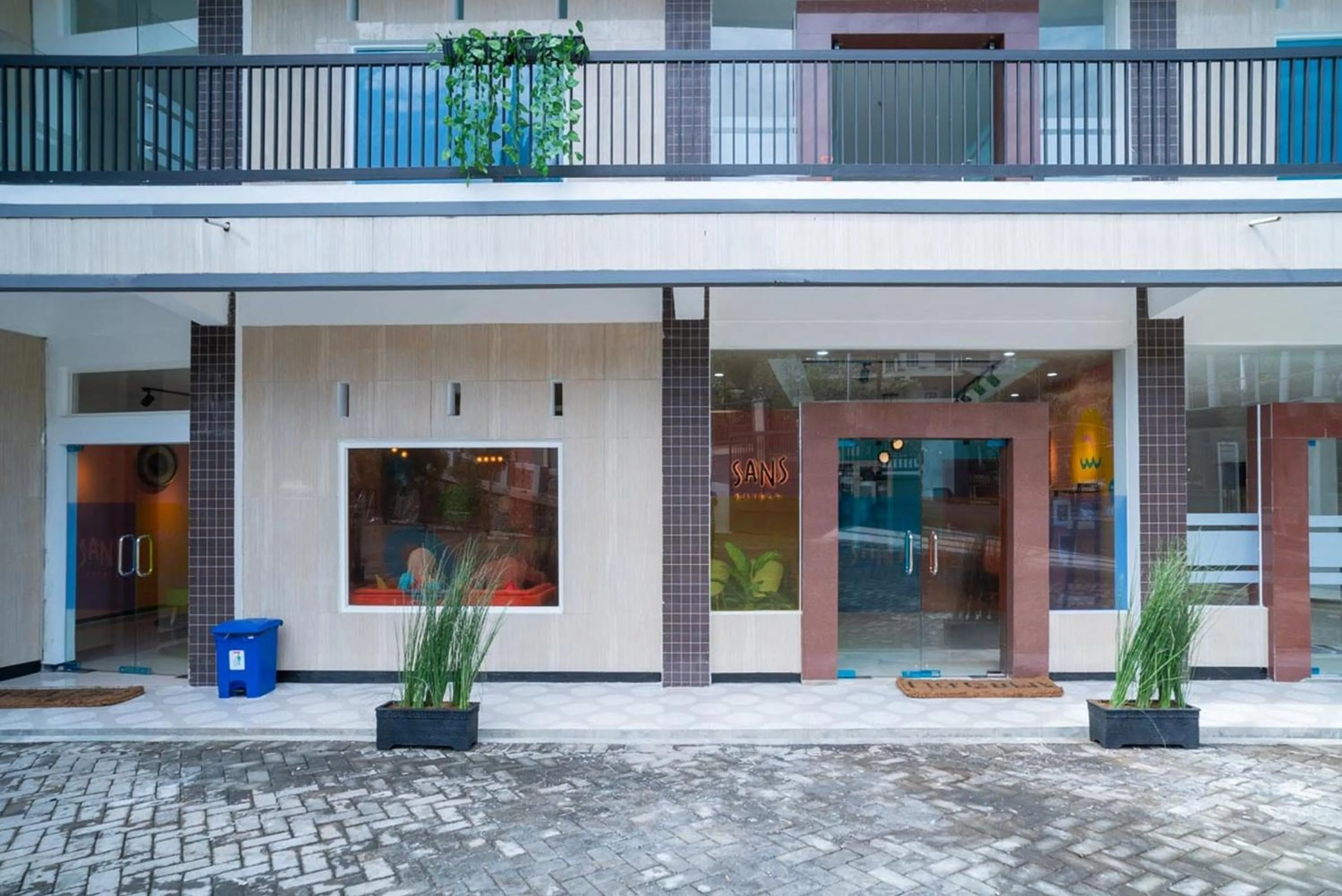 Facade/entrance in Sans Hotel Queen Batu