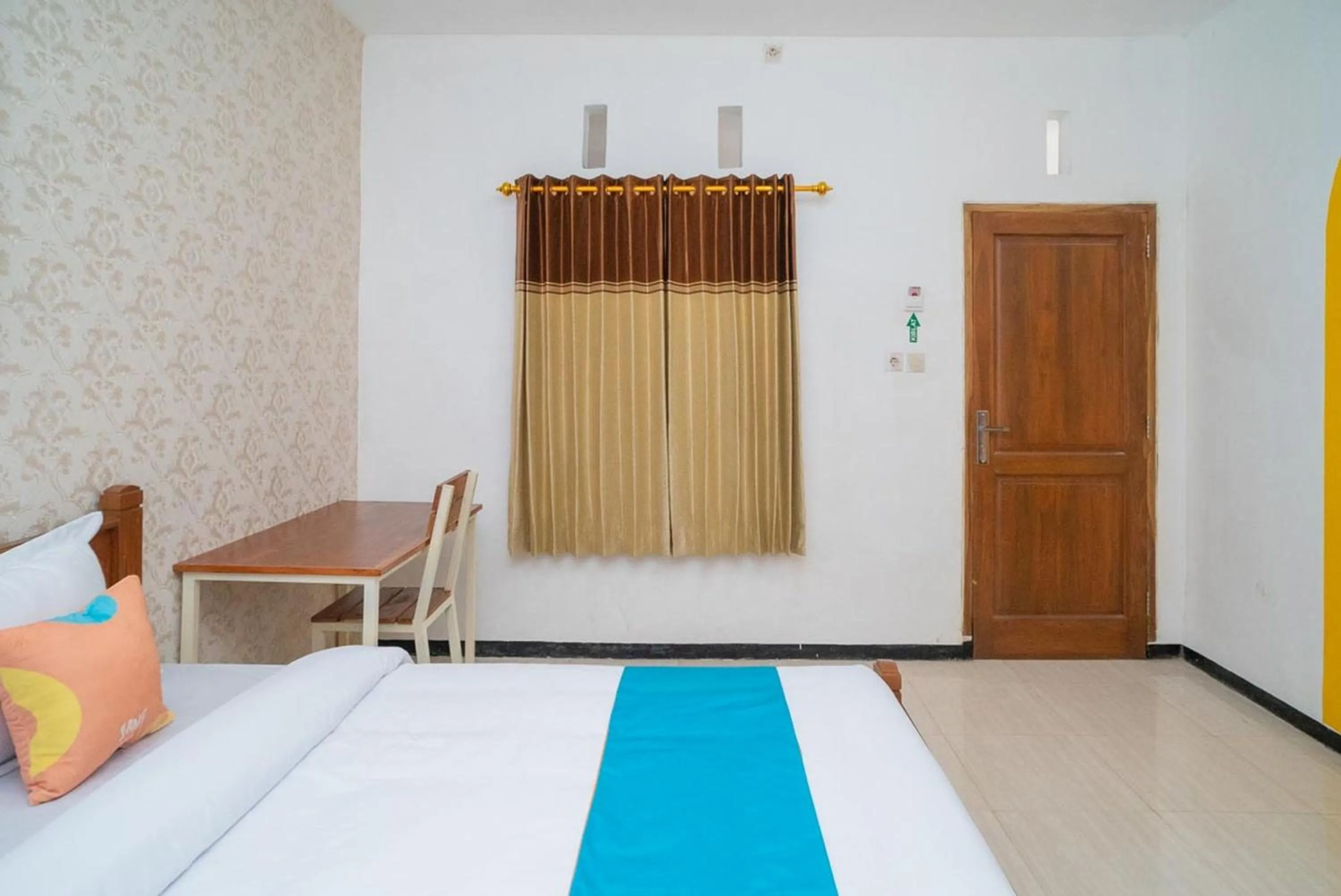 Bedroom, Bed in Sans Hotel Queen Batu