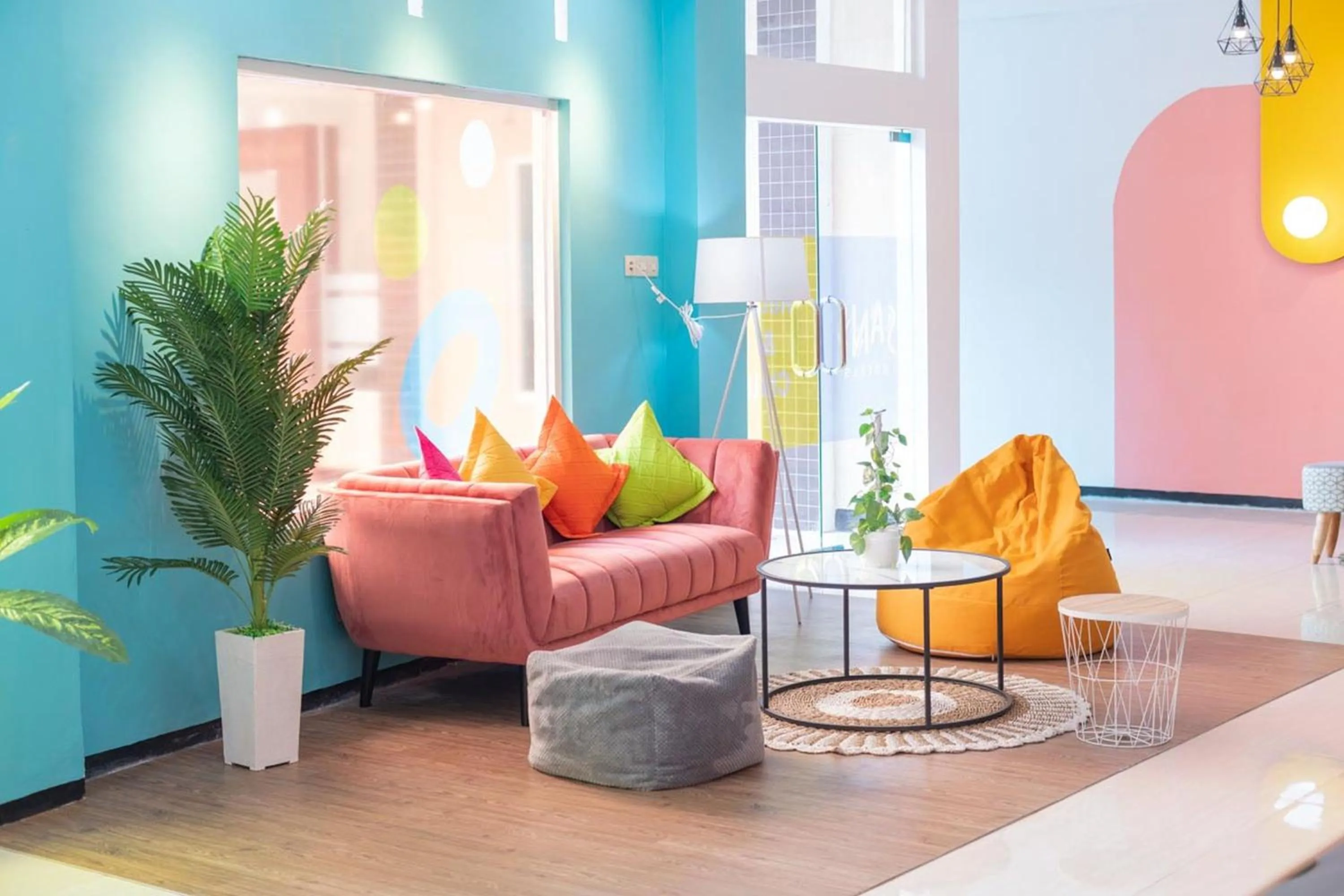 Seating area in Sans Hotel Queen Batu