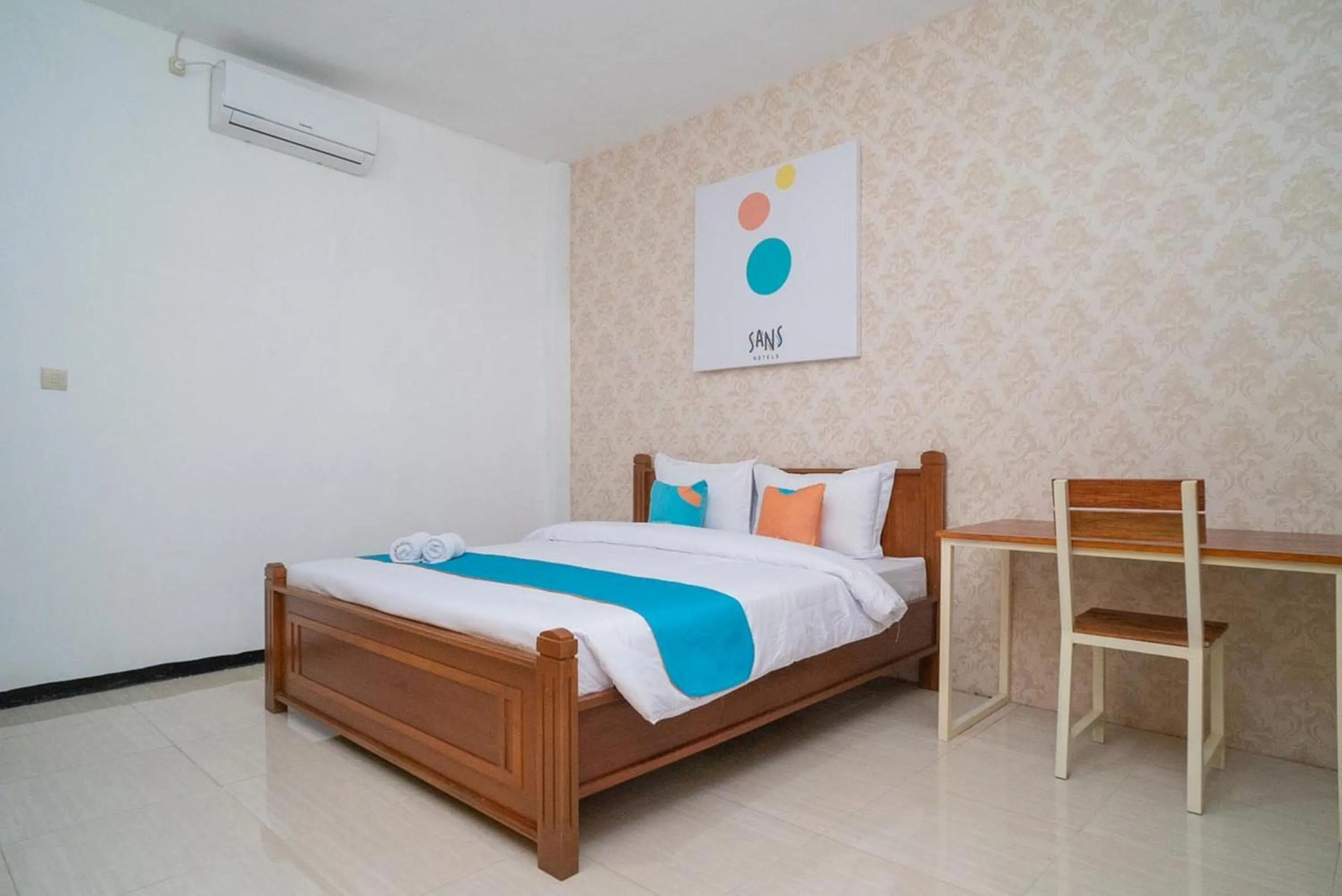 Bedroom, Bed in Sans Hotel Queen Batu