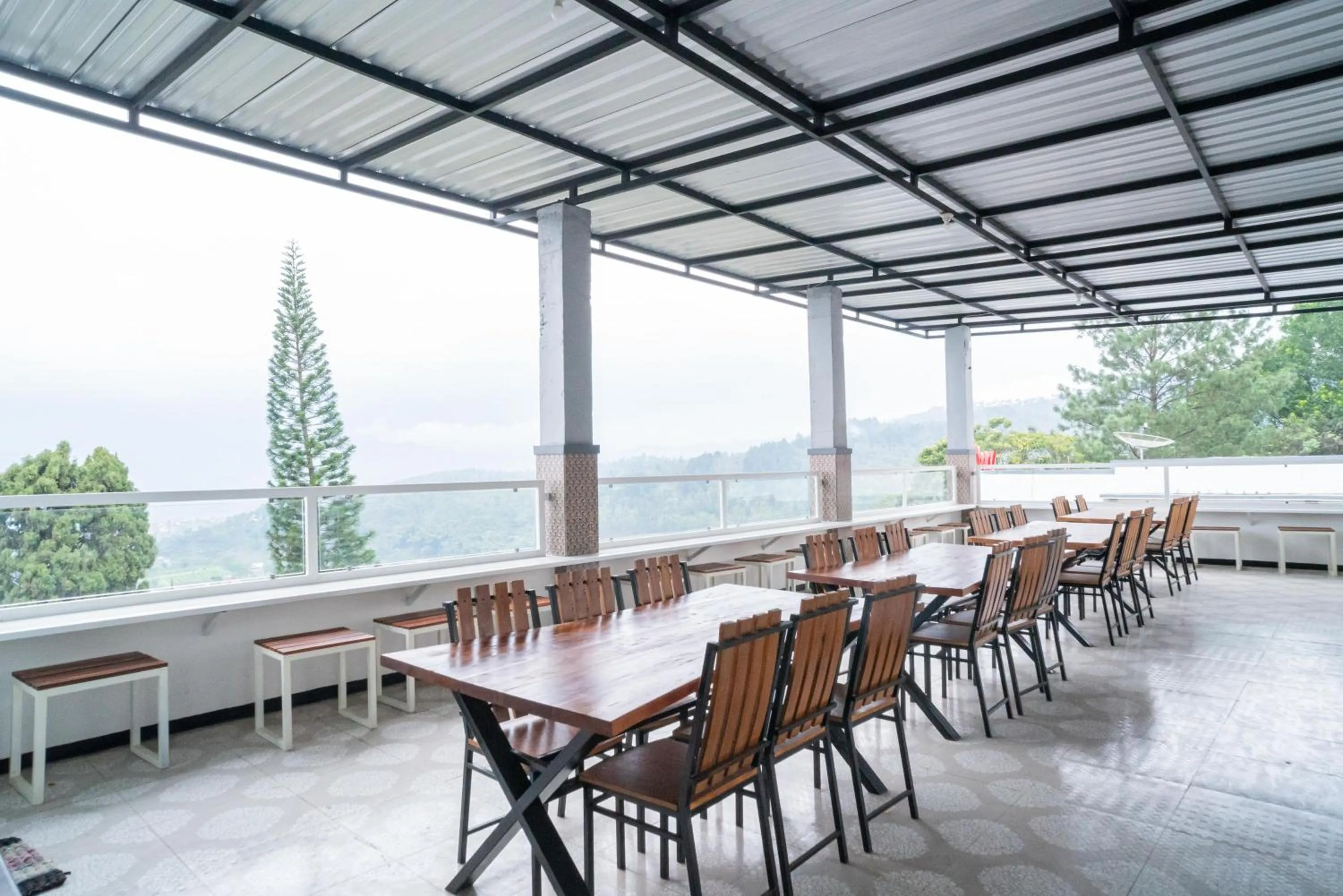 Restaurant/places to eat in Sans Hotel Queen Batu