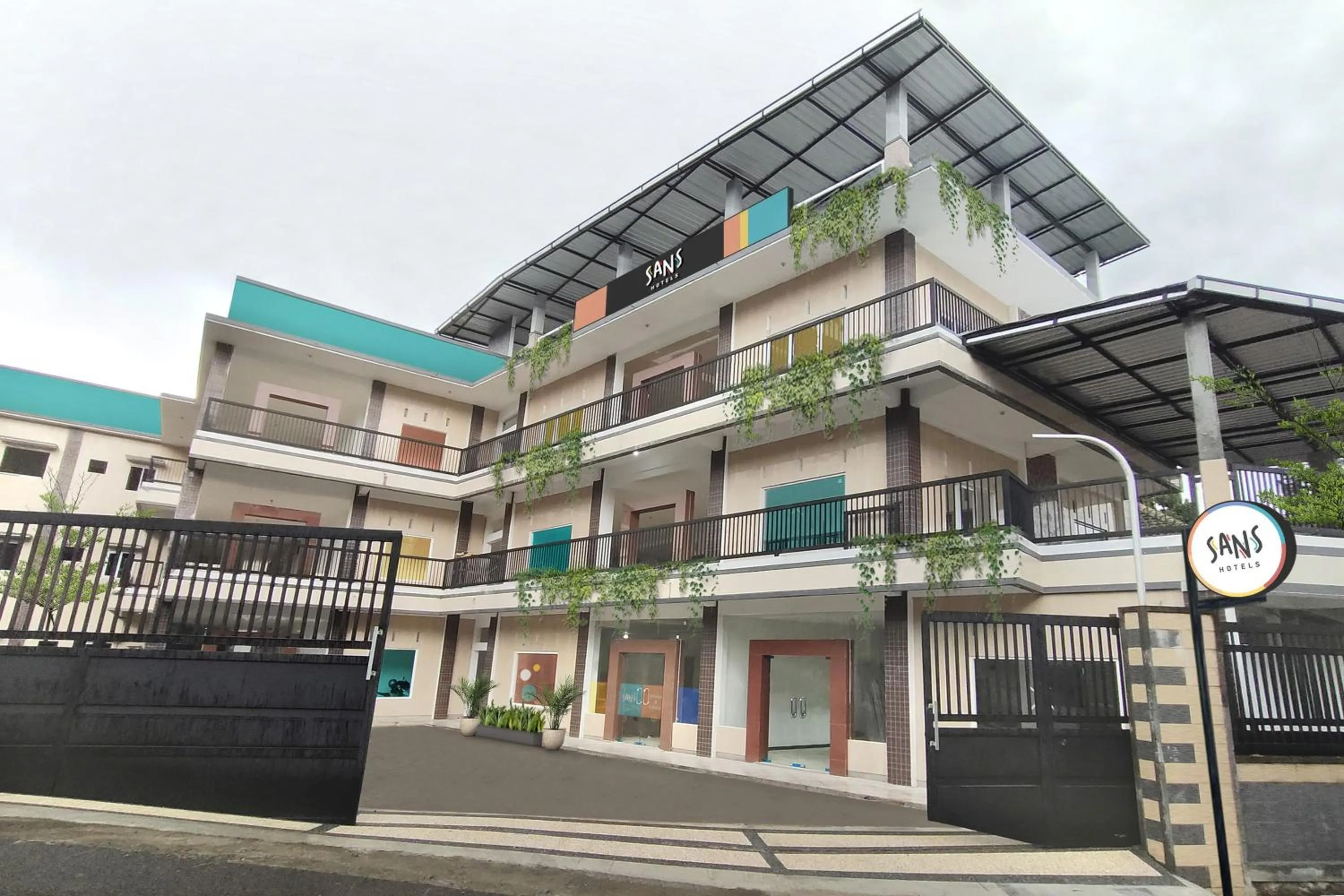 Property building in Sans Hotel Queen Batu