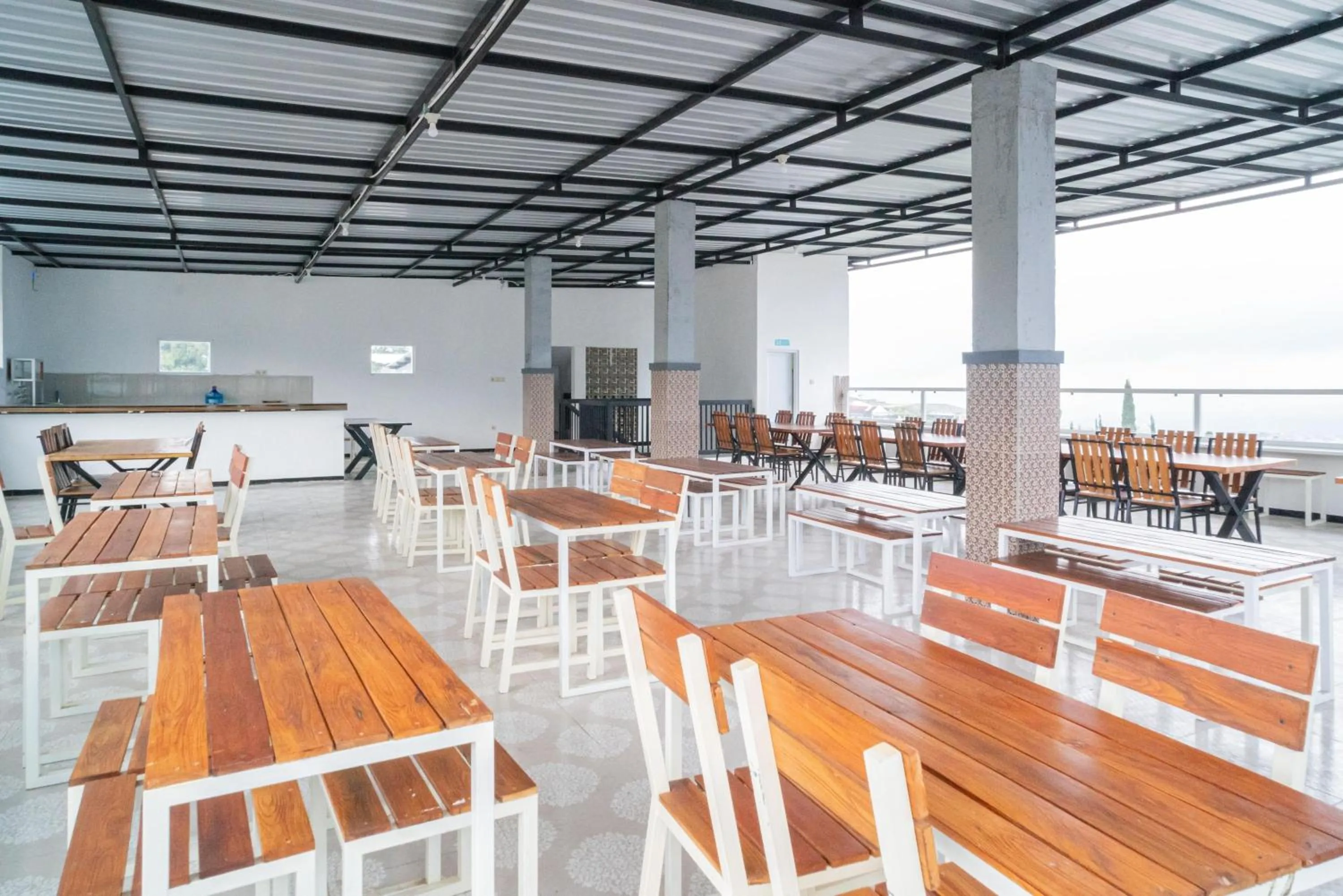 Restaurant/places to eat in Sans Hotel Queen Batu