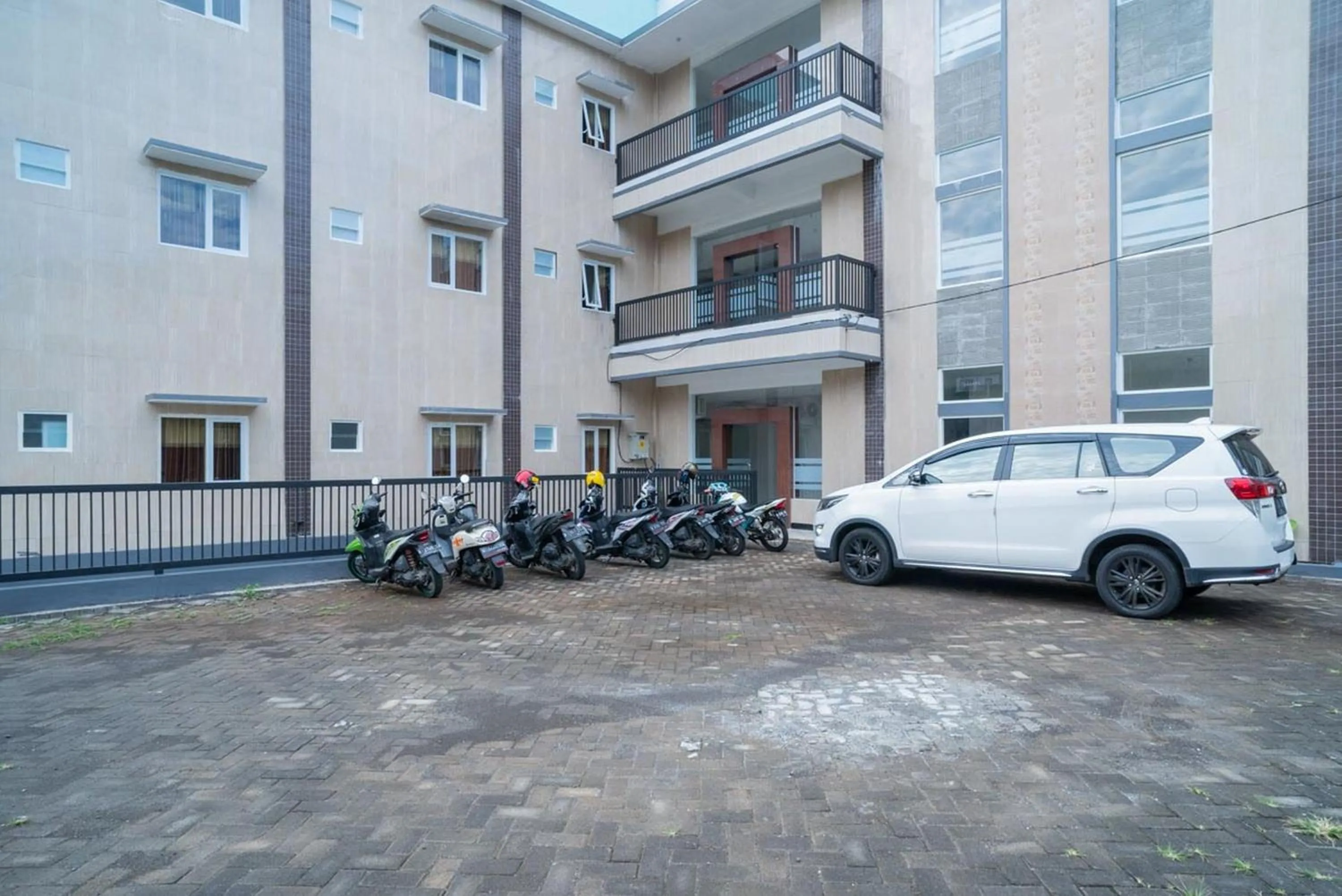 Parking in Sans Hotel Queen Batu