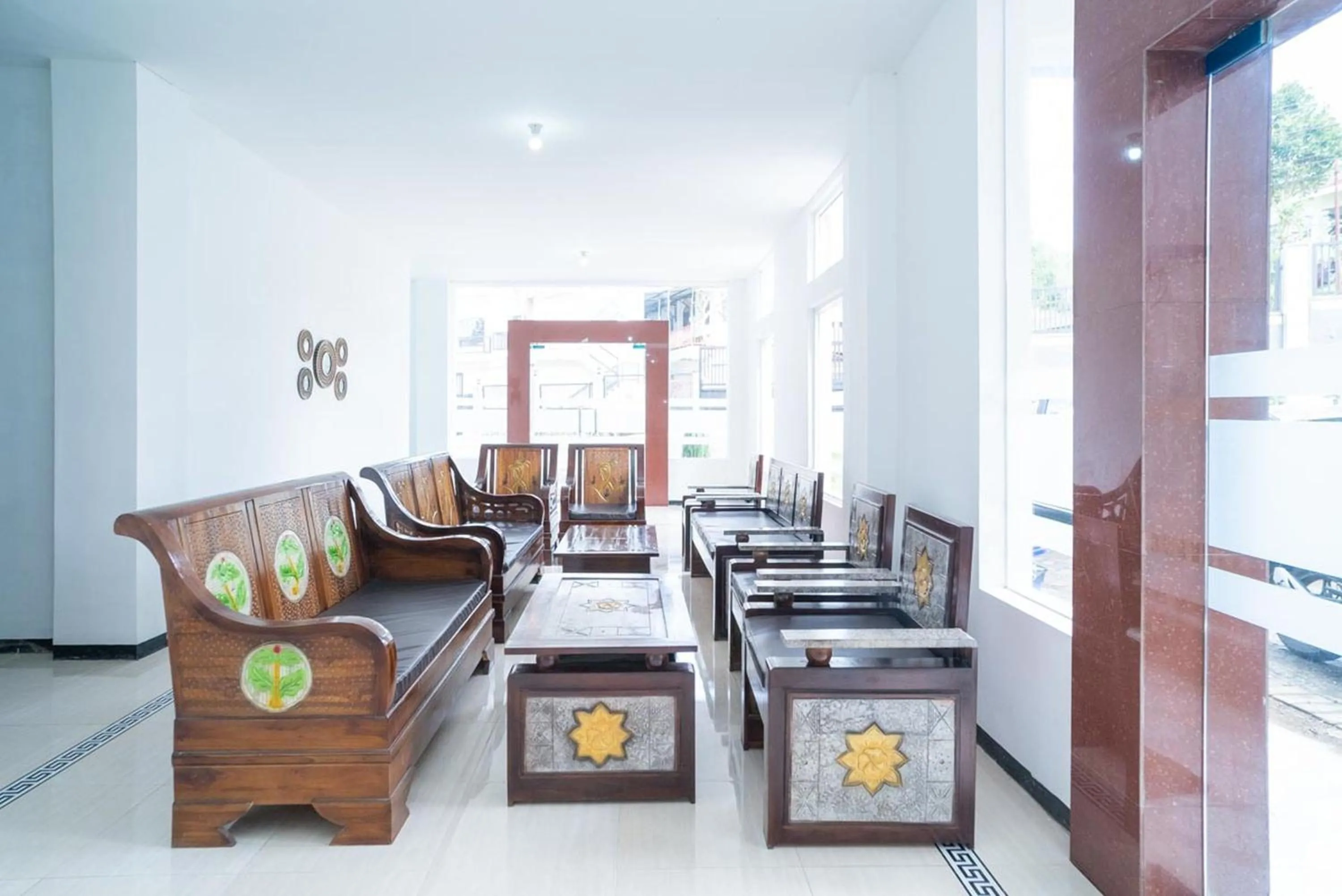 Seating area in Sans Hotel Queen Batu