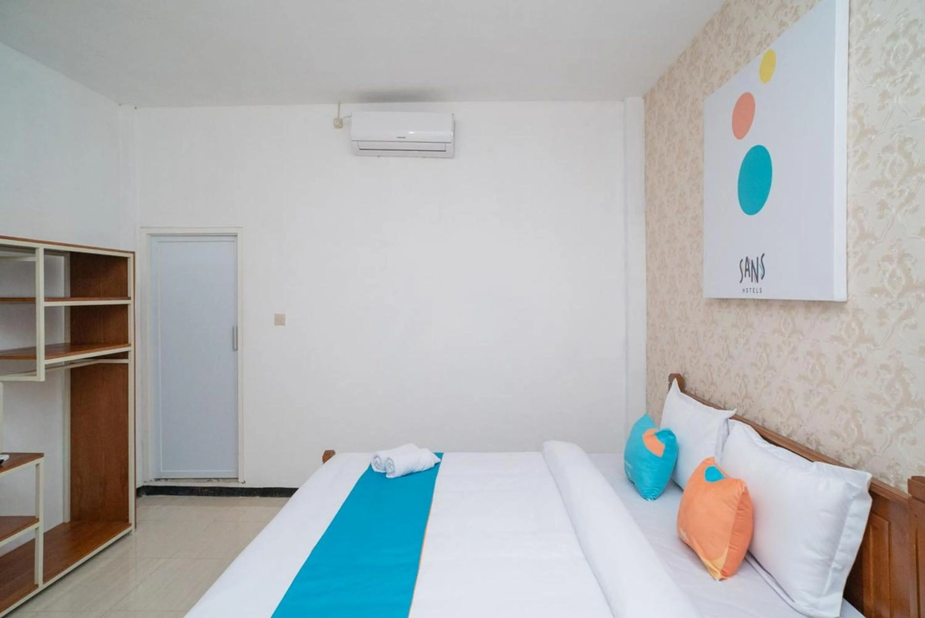 Bedroom, Bed in Sans Hotel Queen Batu