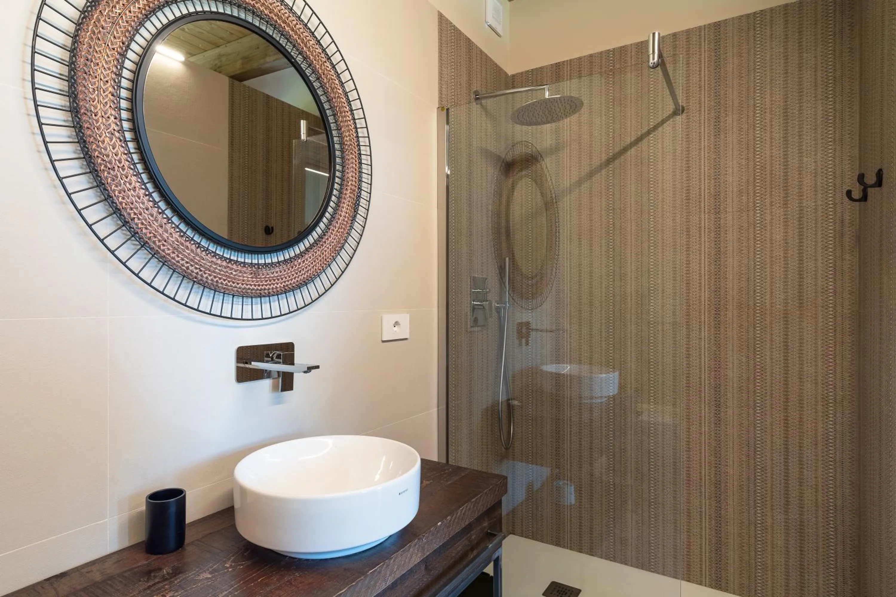 Shower in Hang Loose Cottage Hotel & Resort 4 stelle Gizzeria Calabria