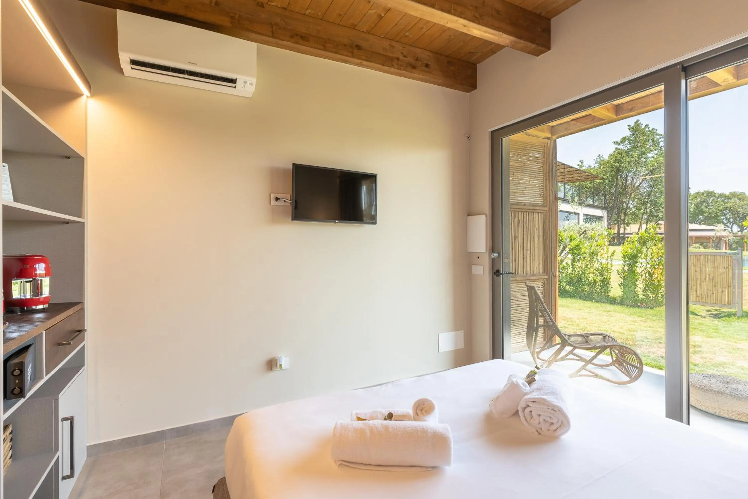 TV and multimedia, Bed in Hang Loose Cottage Hotel & Resort 4 stelle Gizzeria Calabria