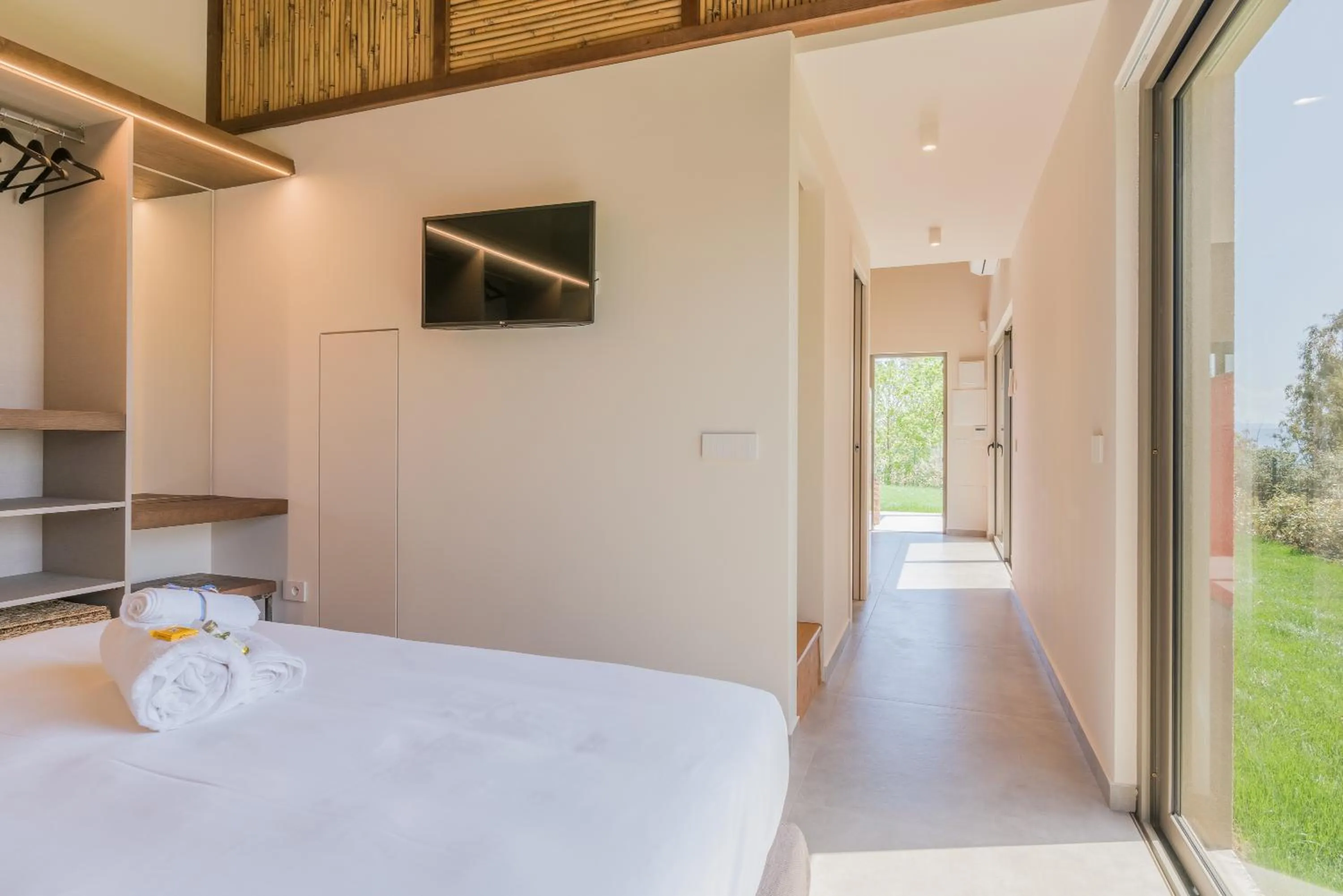 Bed in Hang Loose Cottage Hotel & Resort 4 stelle Gizzeria Calabria