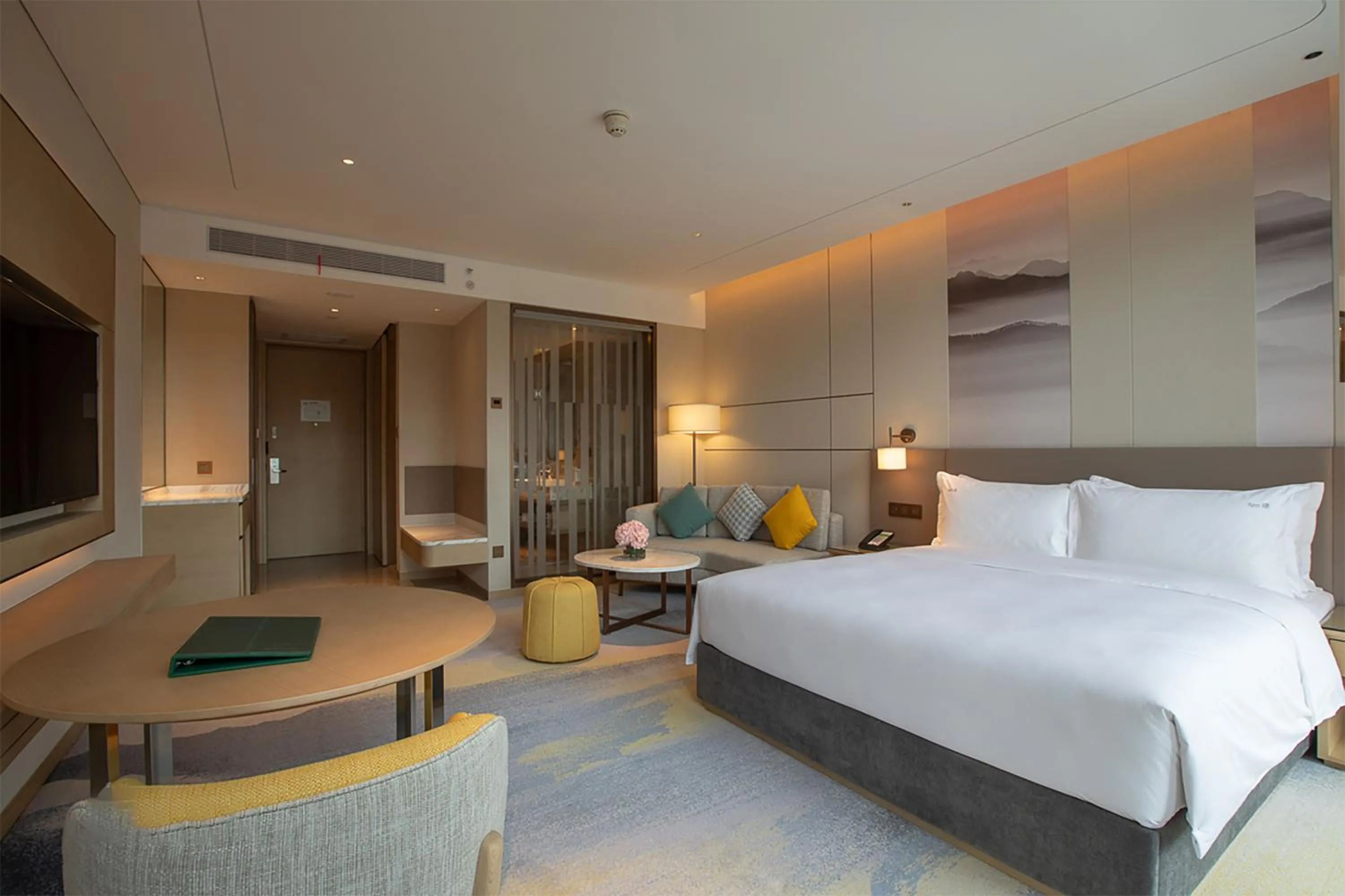 Photo of the whole room, Bed in Holiday Inn Xining Datong by IHG