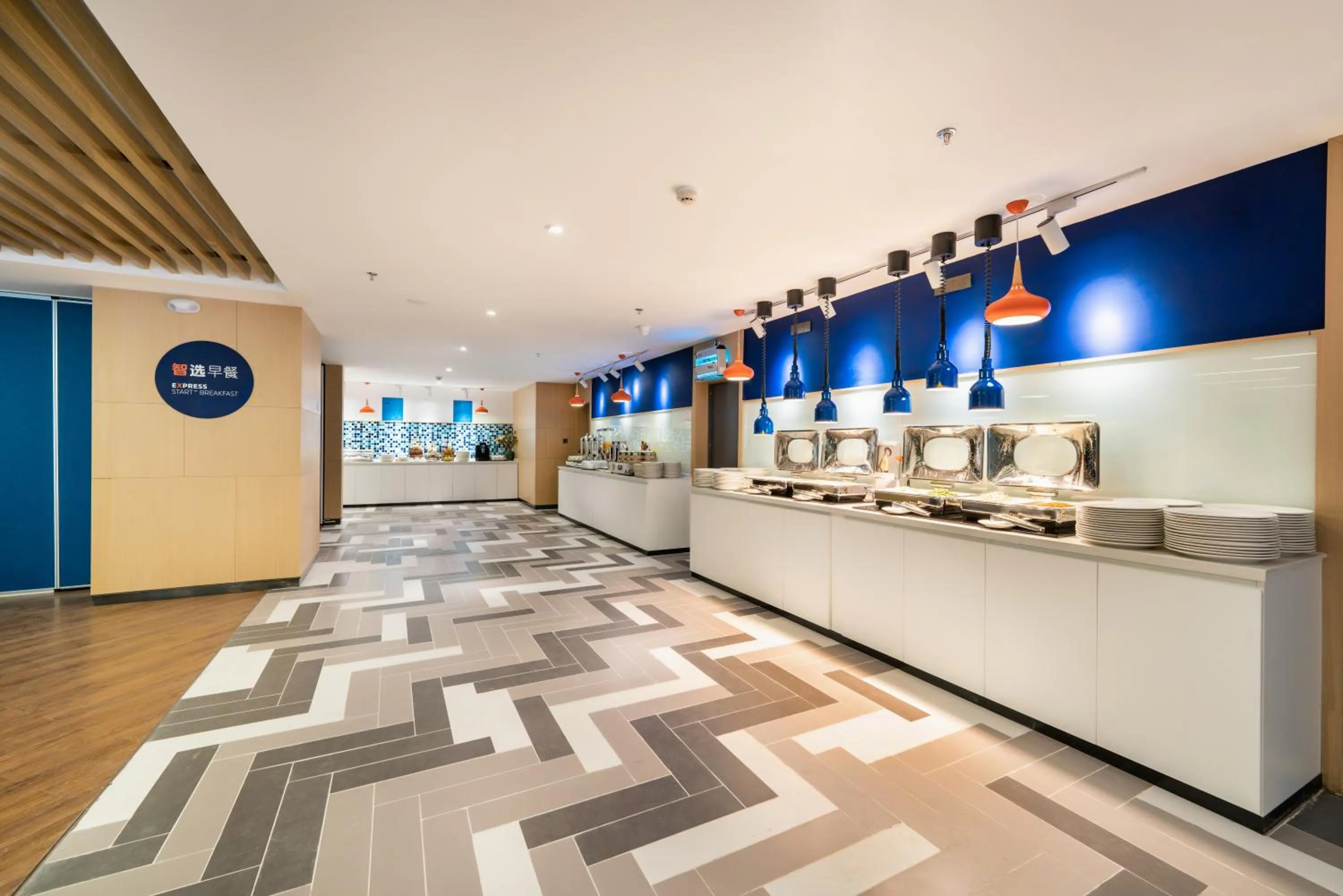 Restaurant/places to eat in Holiday Inn Express Linzhi Airport by IHG