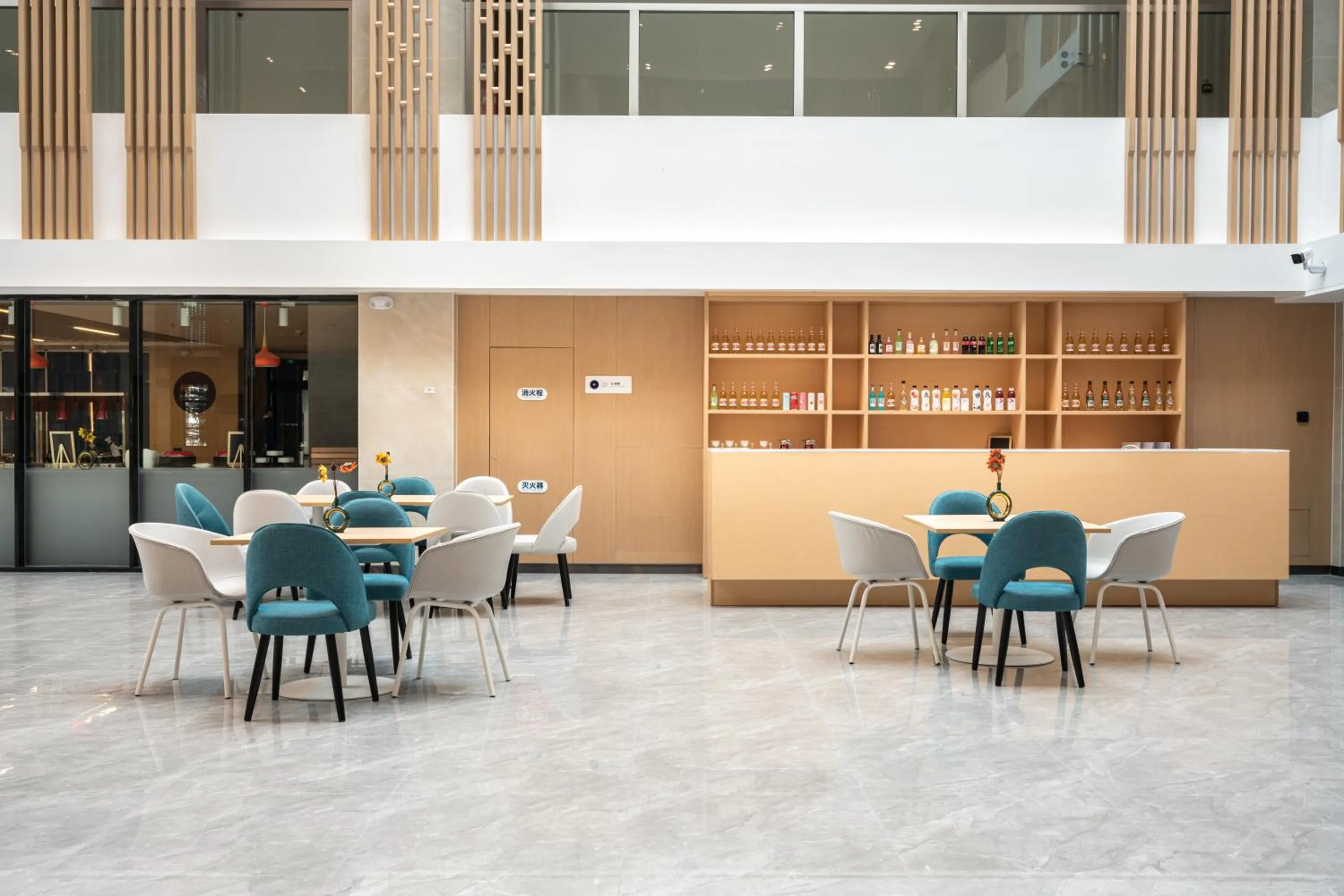 Lounge or bar in Holiday Inn Express Linzhi Airport by IHG