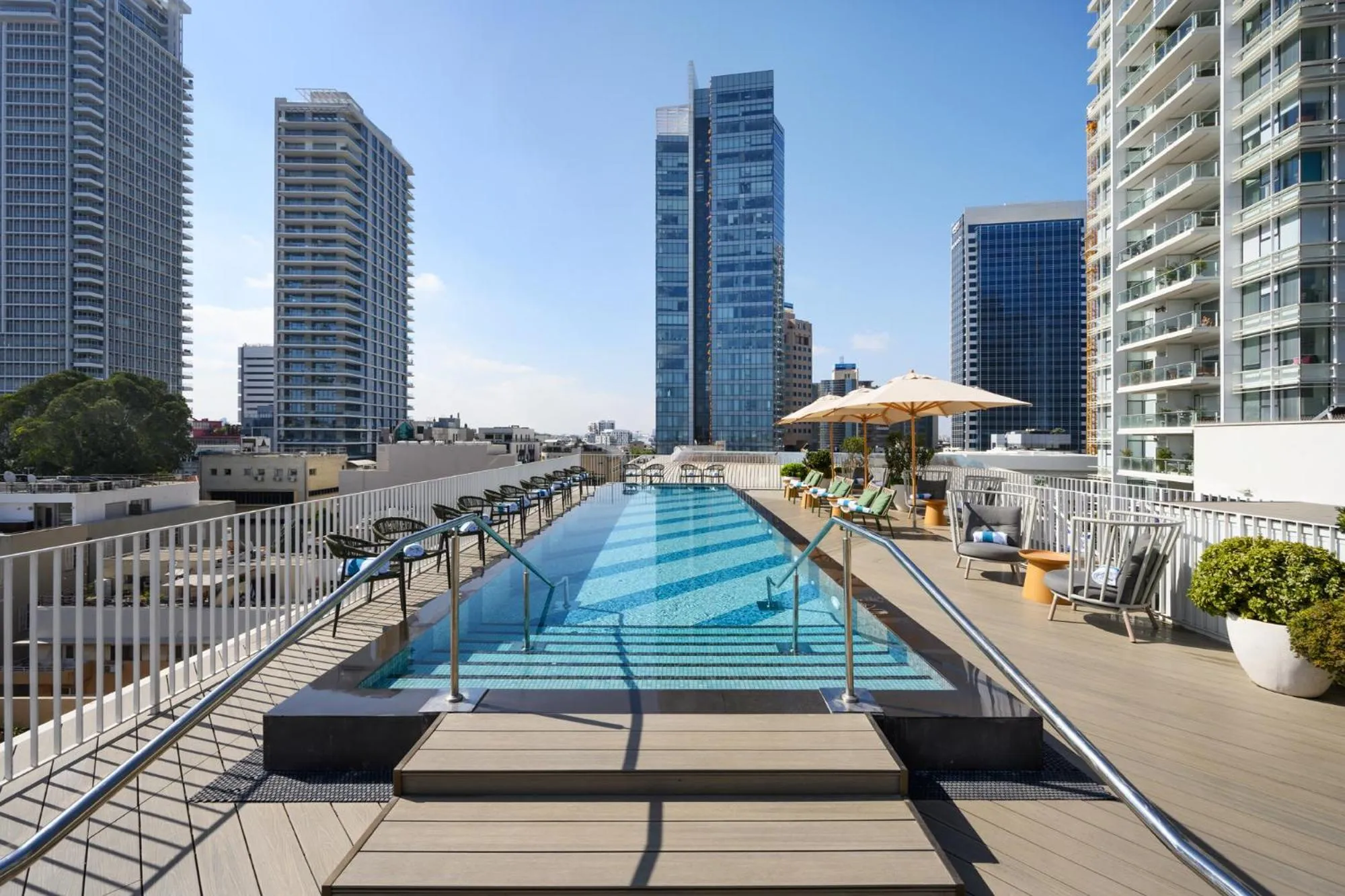 Swimming pool in Alberto by Isrotel Design