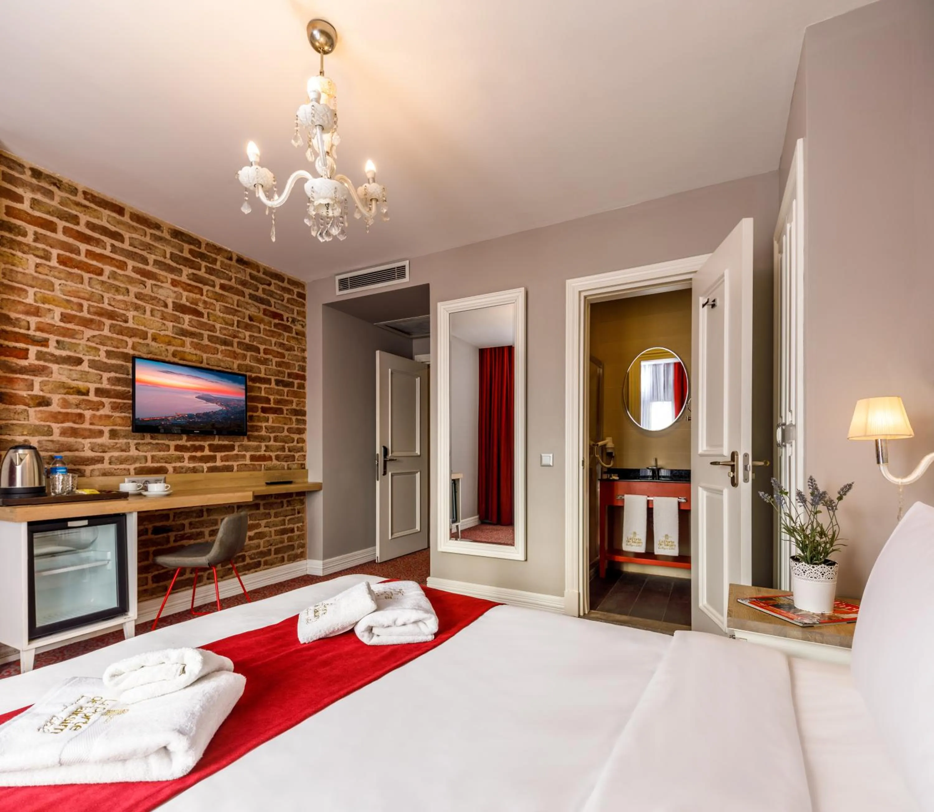 Photo of the whole room, Bed in La Porte de Taksim