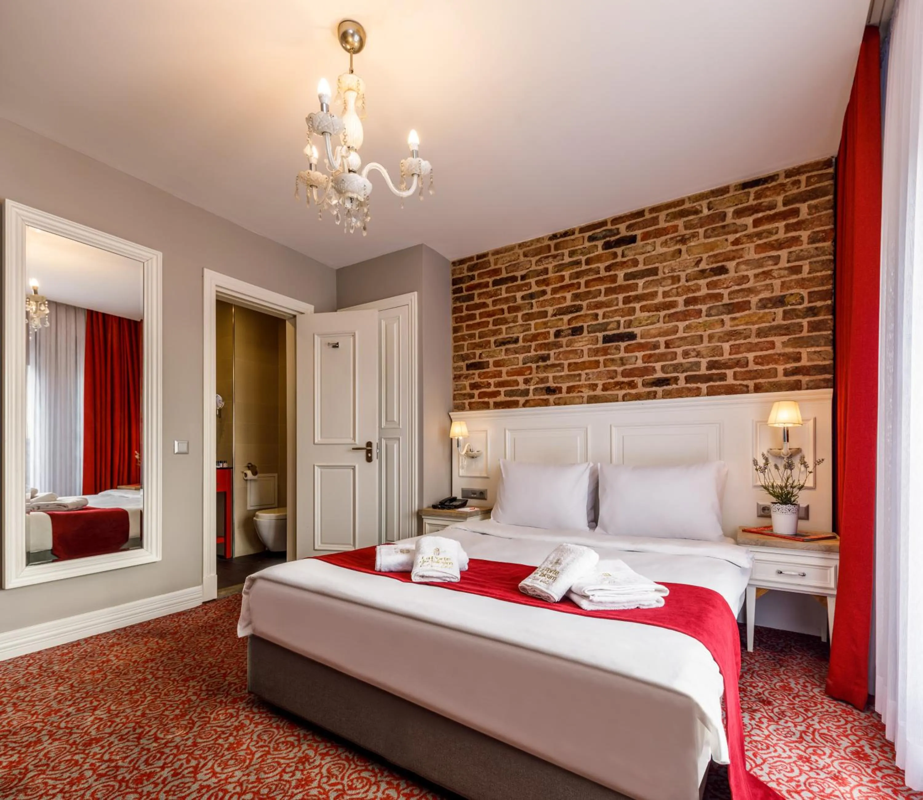 Photo of the whole room, Bed in La Porte de Taksim