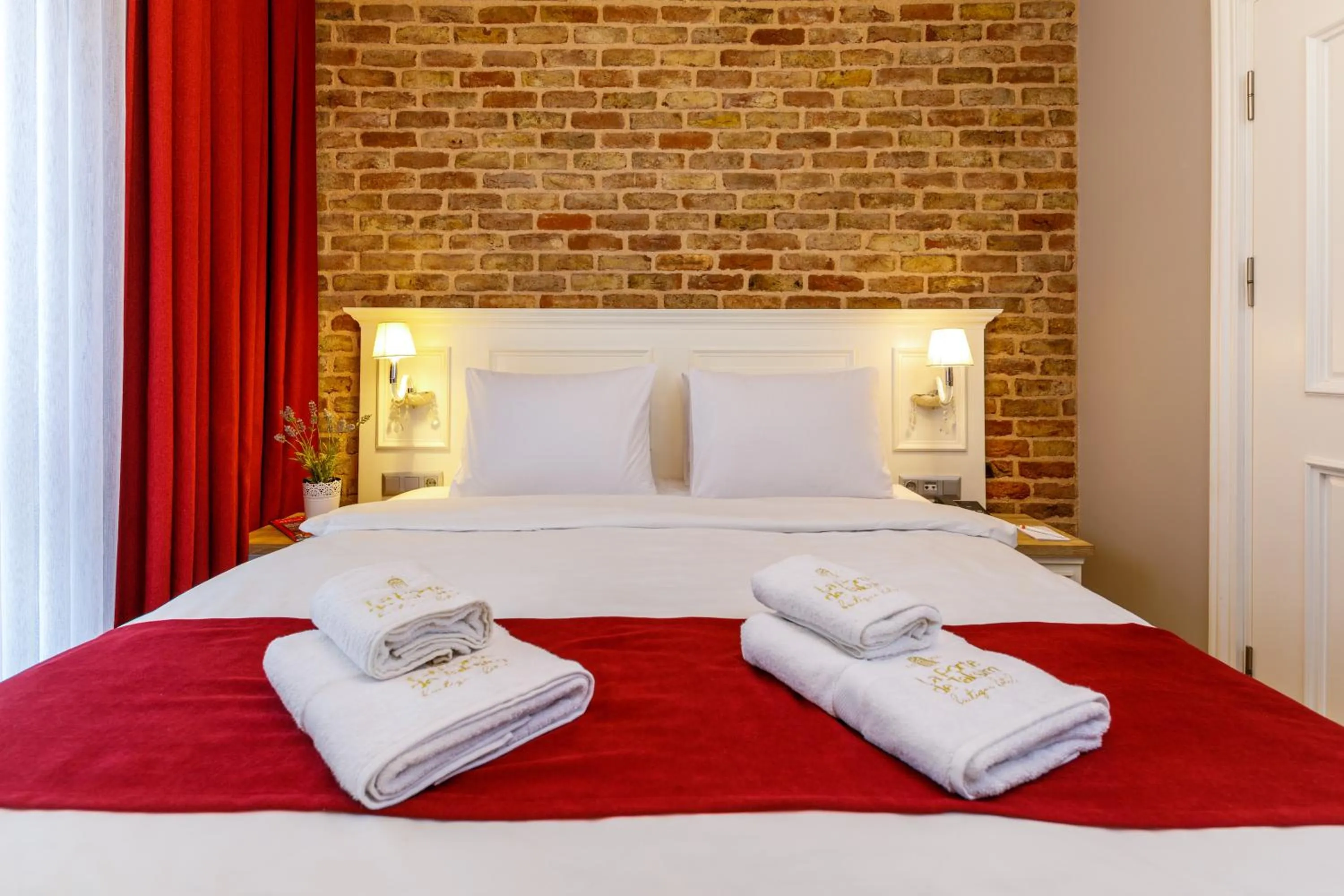 Photo of the whole room, Bed in La Porte de Taksim