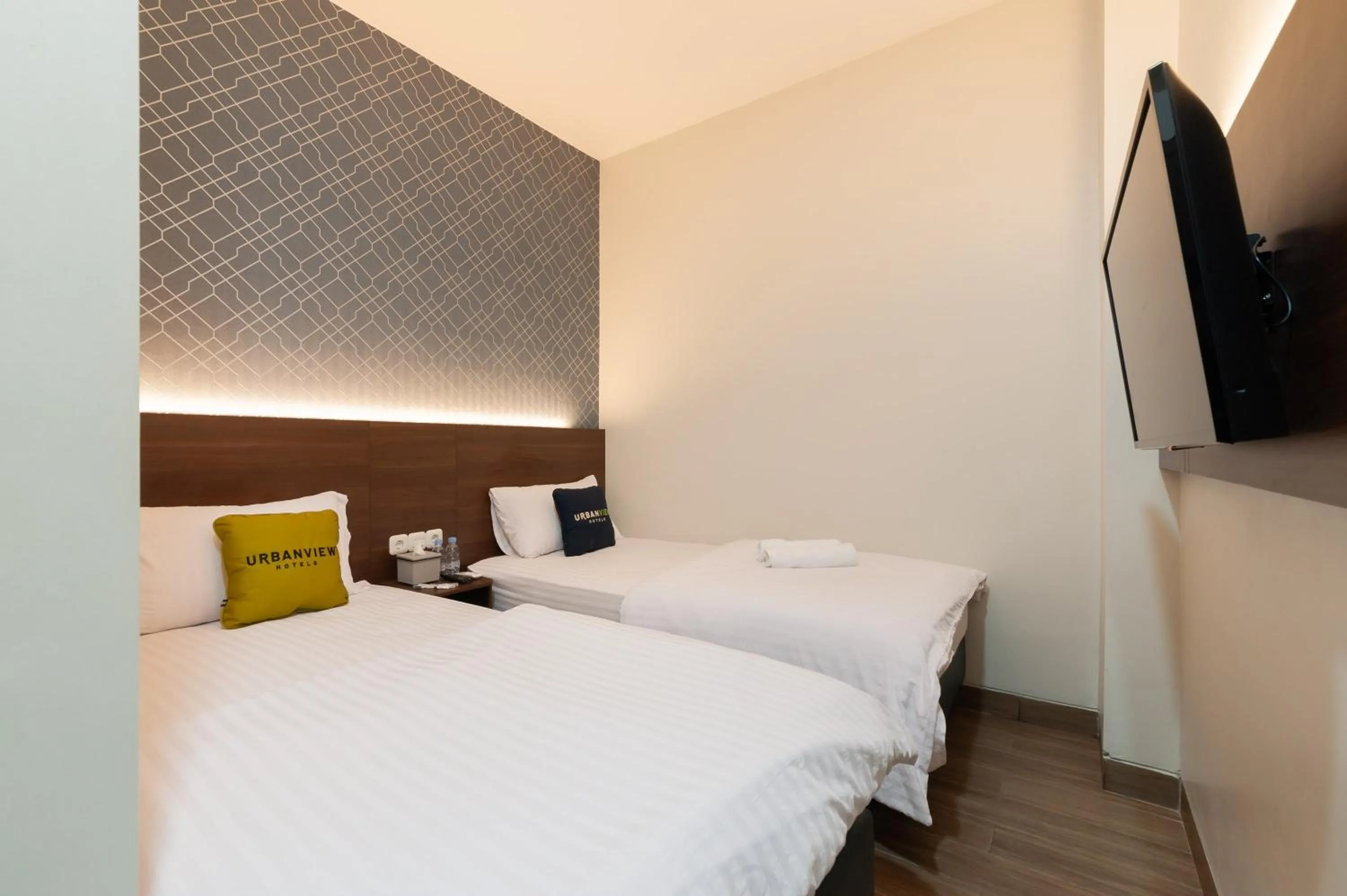 Bed in Urbanview Hotel Cengkareng Jakarta by RedDoorz