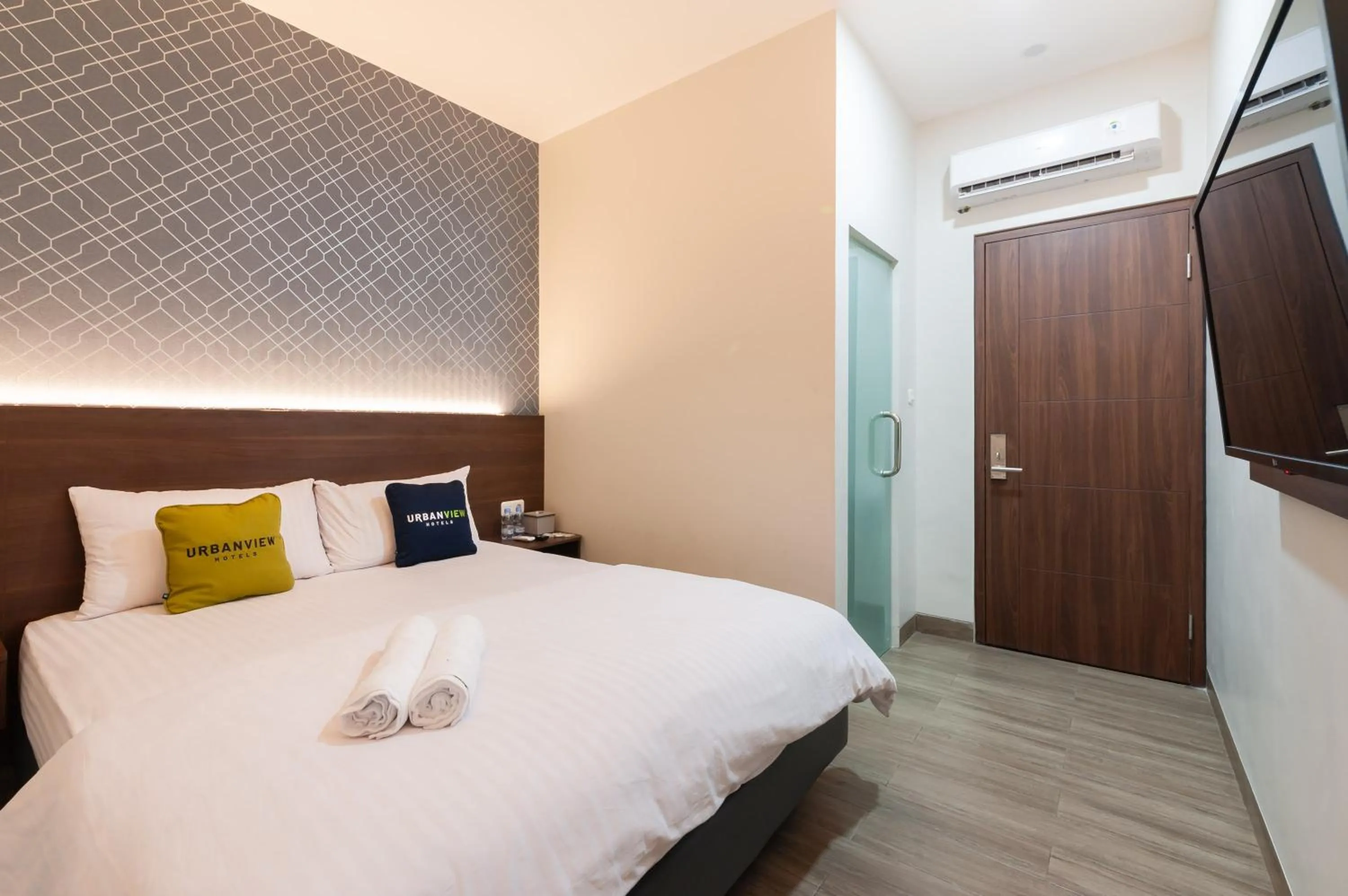 Bed in Urbanview Hotel Cengkareng Jakarta by RedDoorz