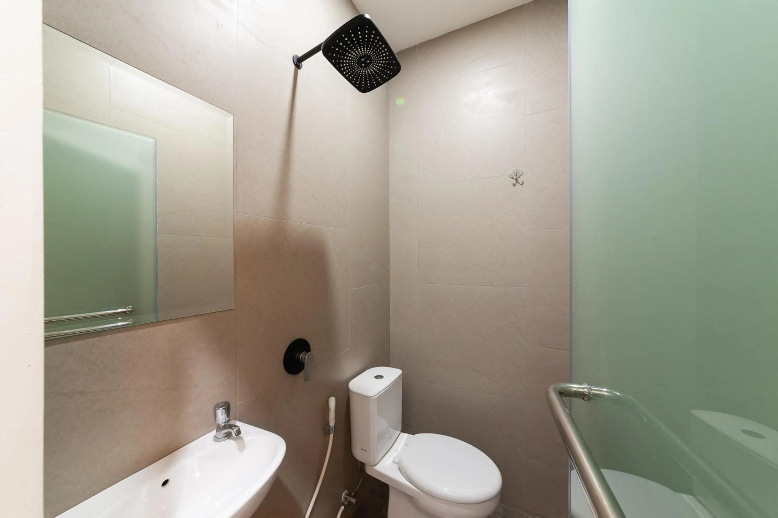 Bathroom in Urbanview Hotel Cengkareng Jakarta by RedDoorz