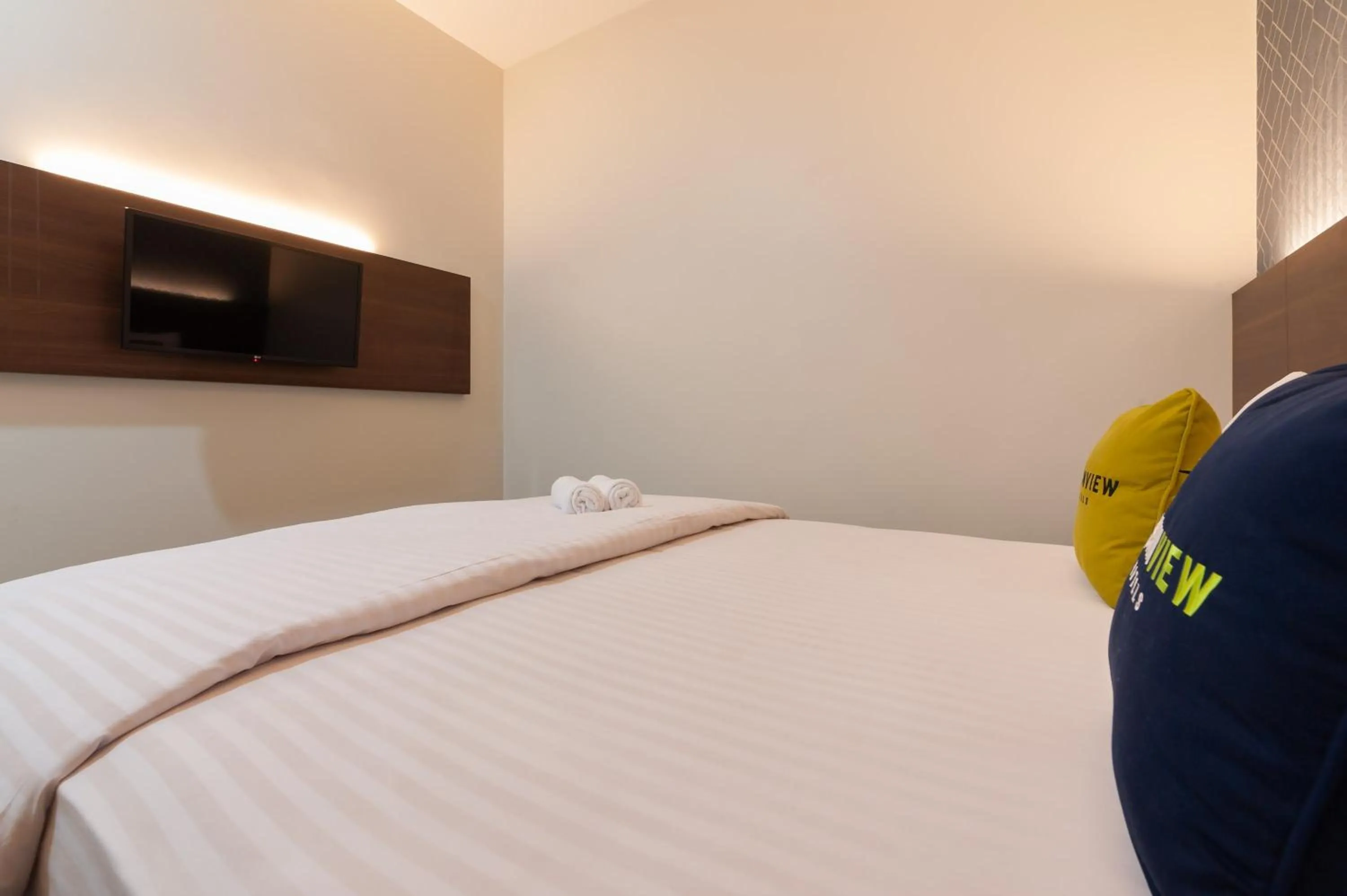 Bed in Urbanview Hotel Cengkareng Jakarta by RedDoorz