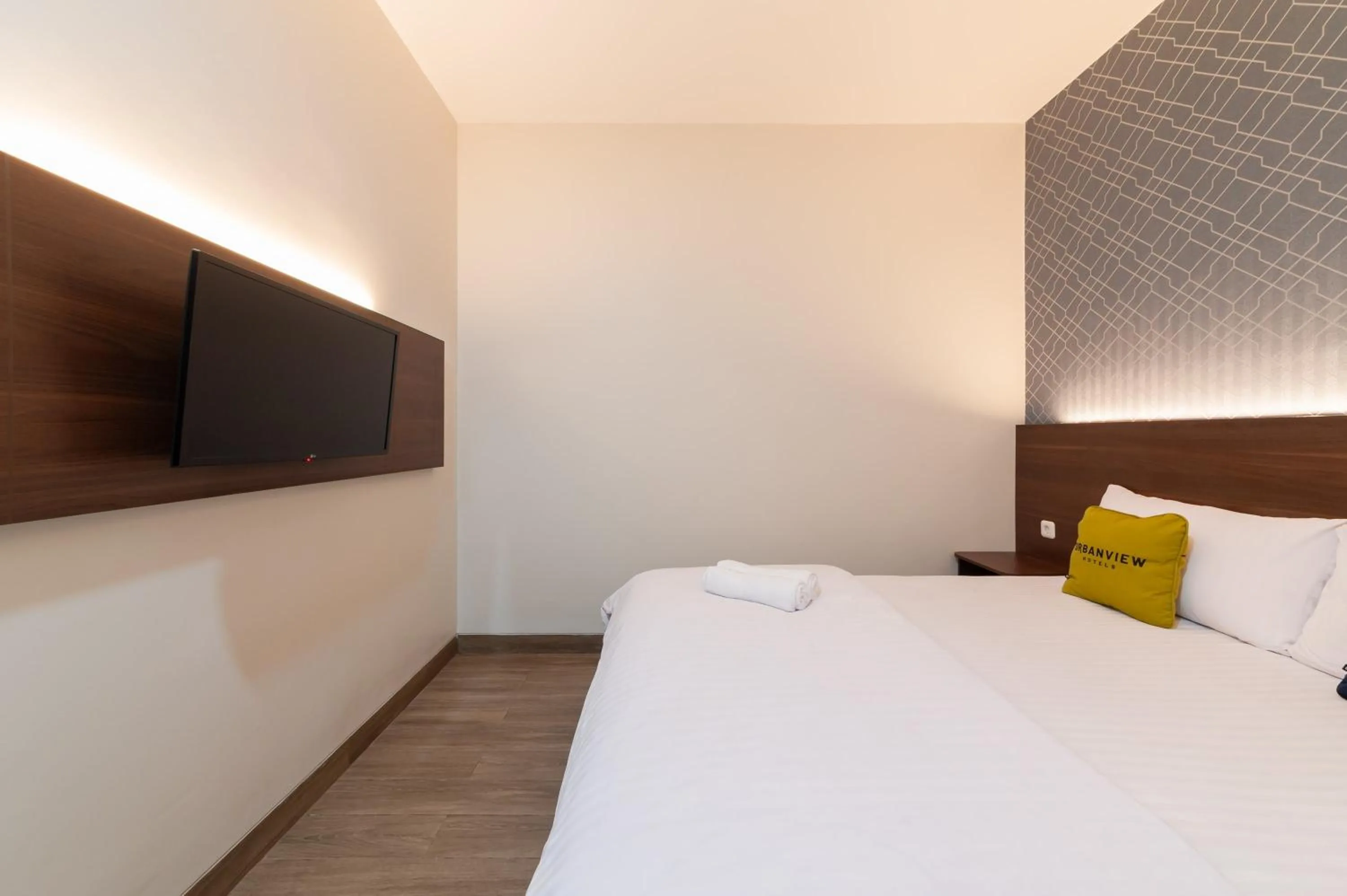 Bed in Urbanview Hotel Cengkareng Jakarta by RedDoorz