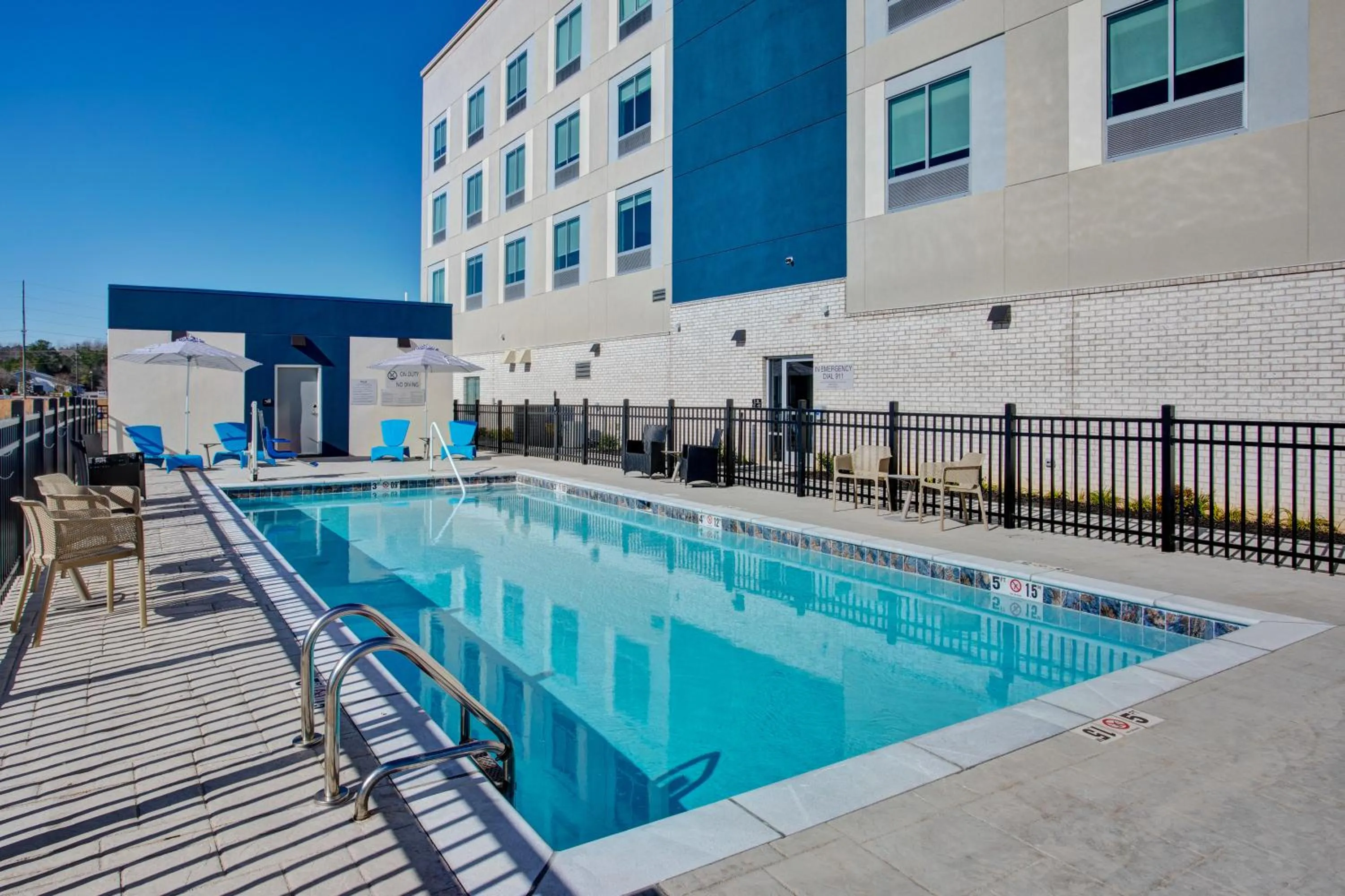 Swimming pool in Hampton Inn Paris, Tn