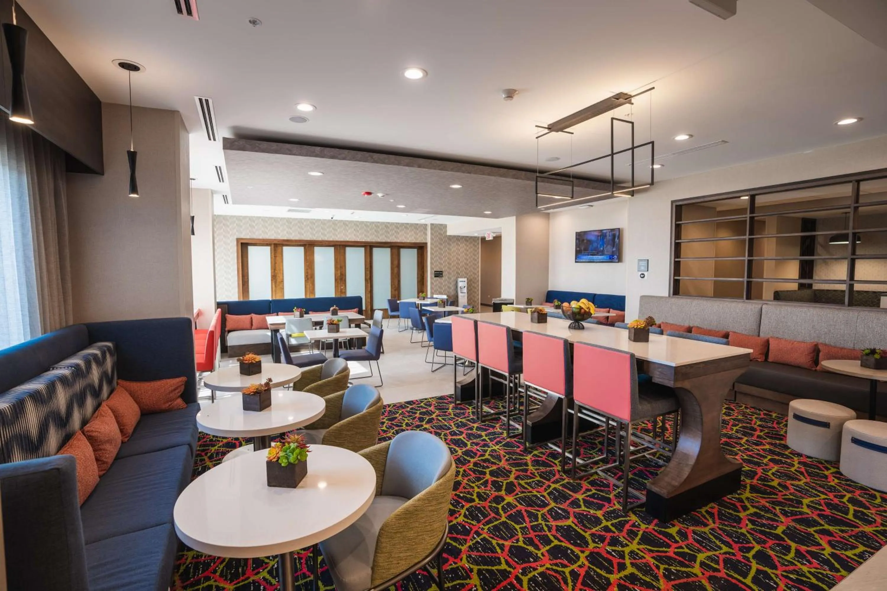 Dining area in Hampton Inn By Hilton Huntley Chicago