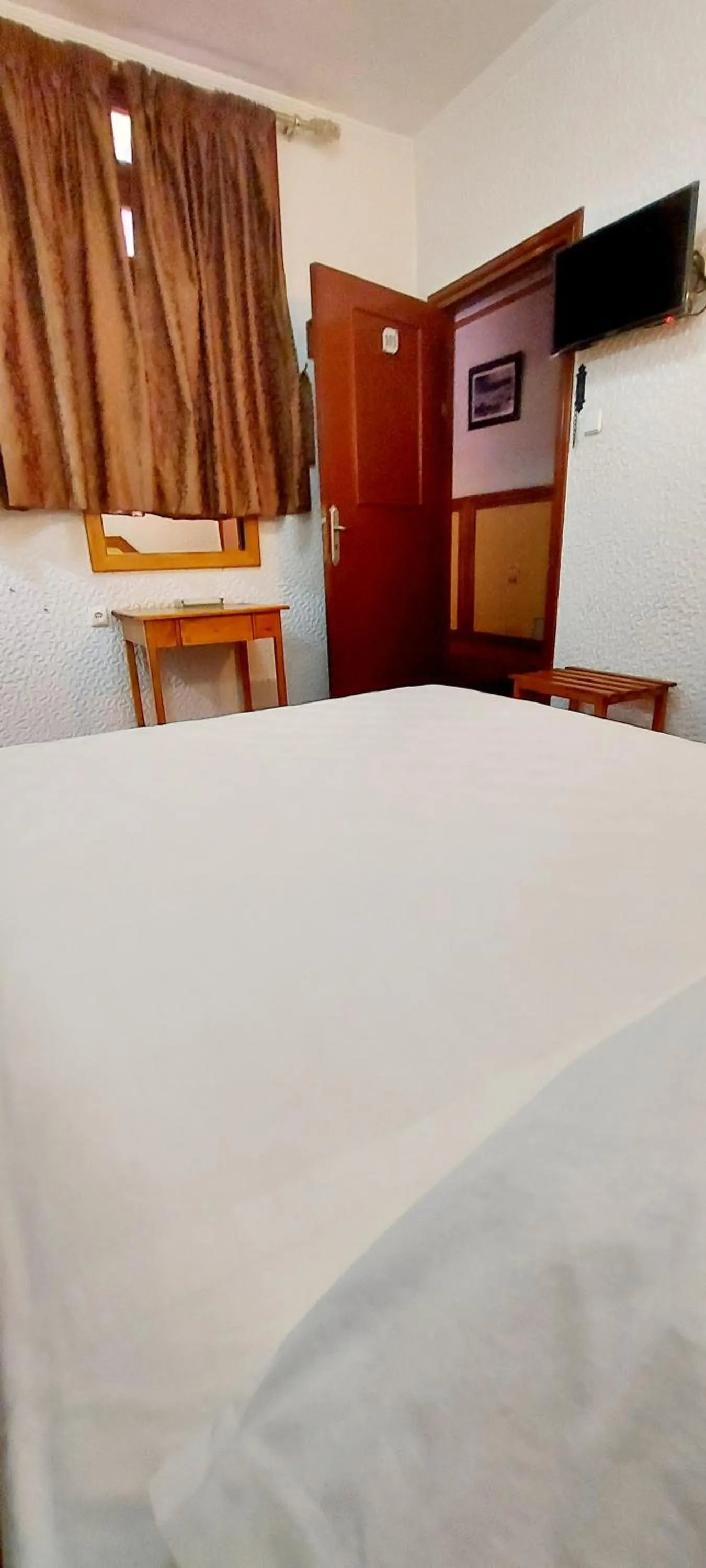 Bed in Hôtel National