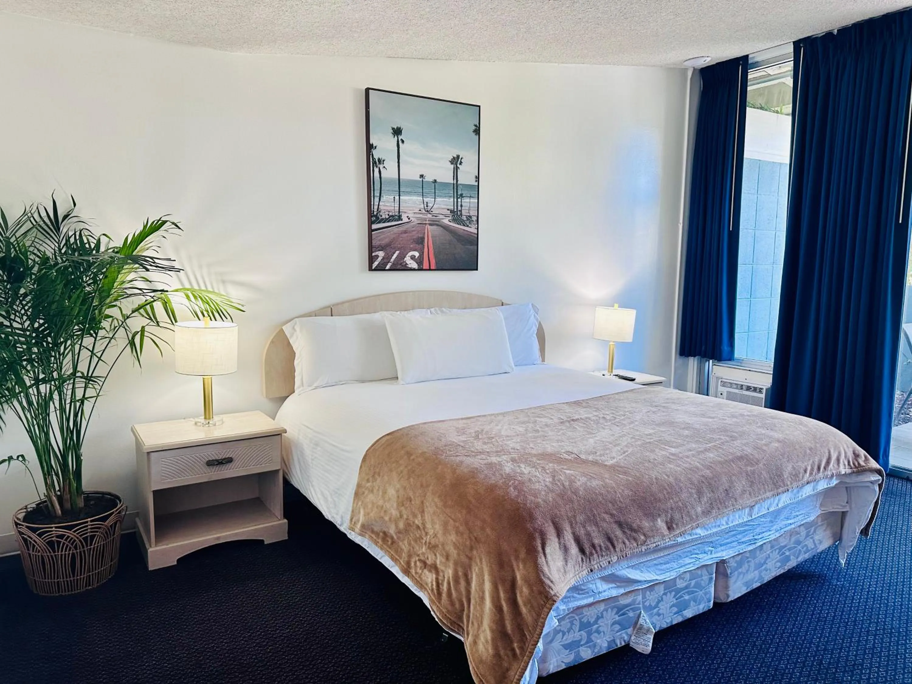 Bed in Foghorn Harbor Inn