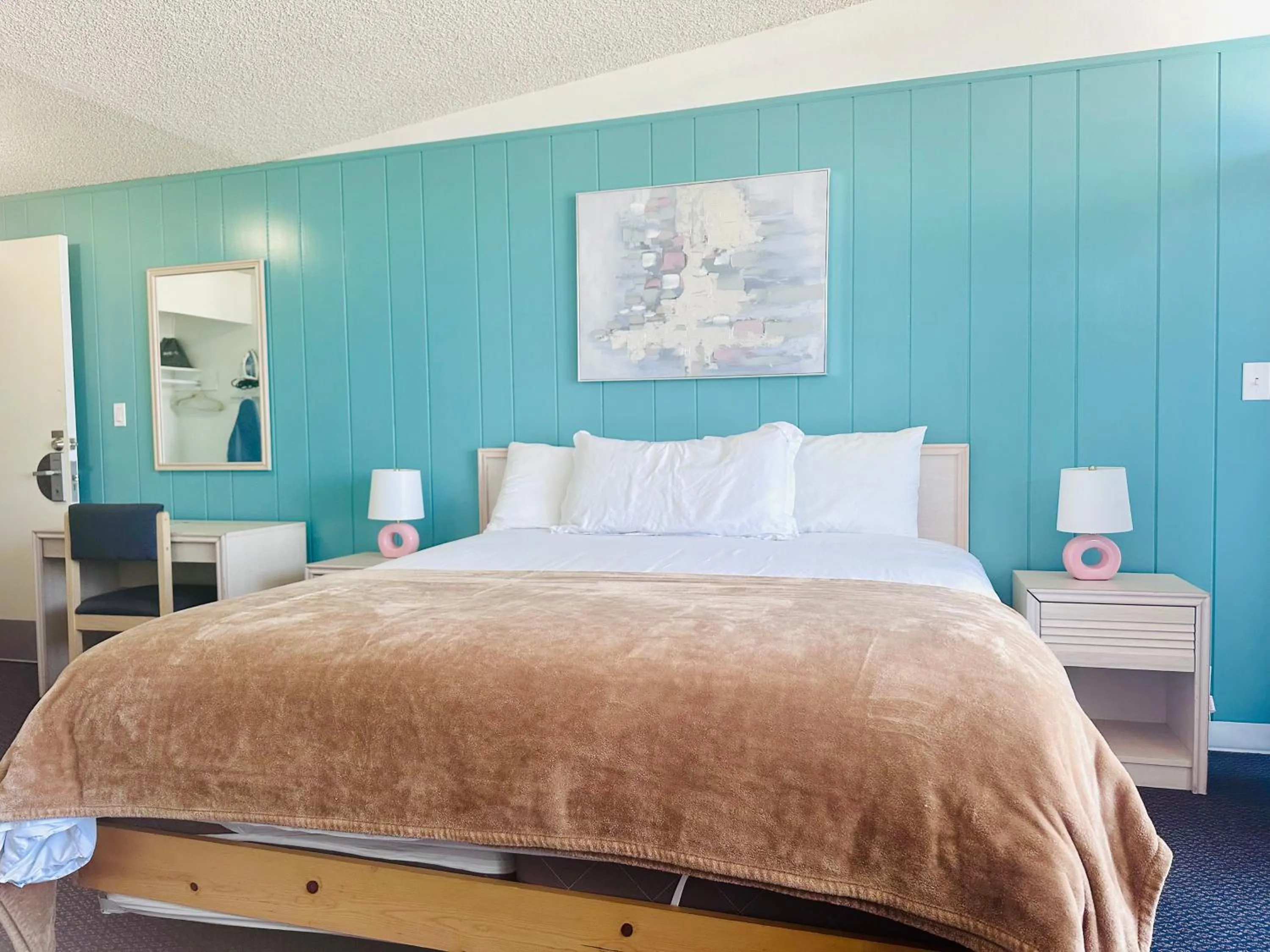 Bed in Foghorn Harbor Inn