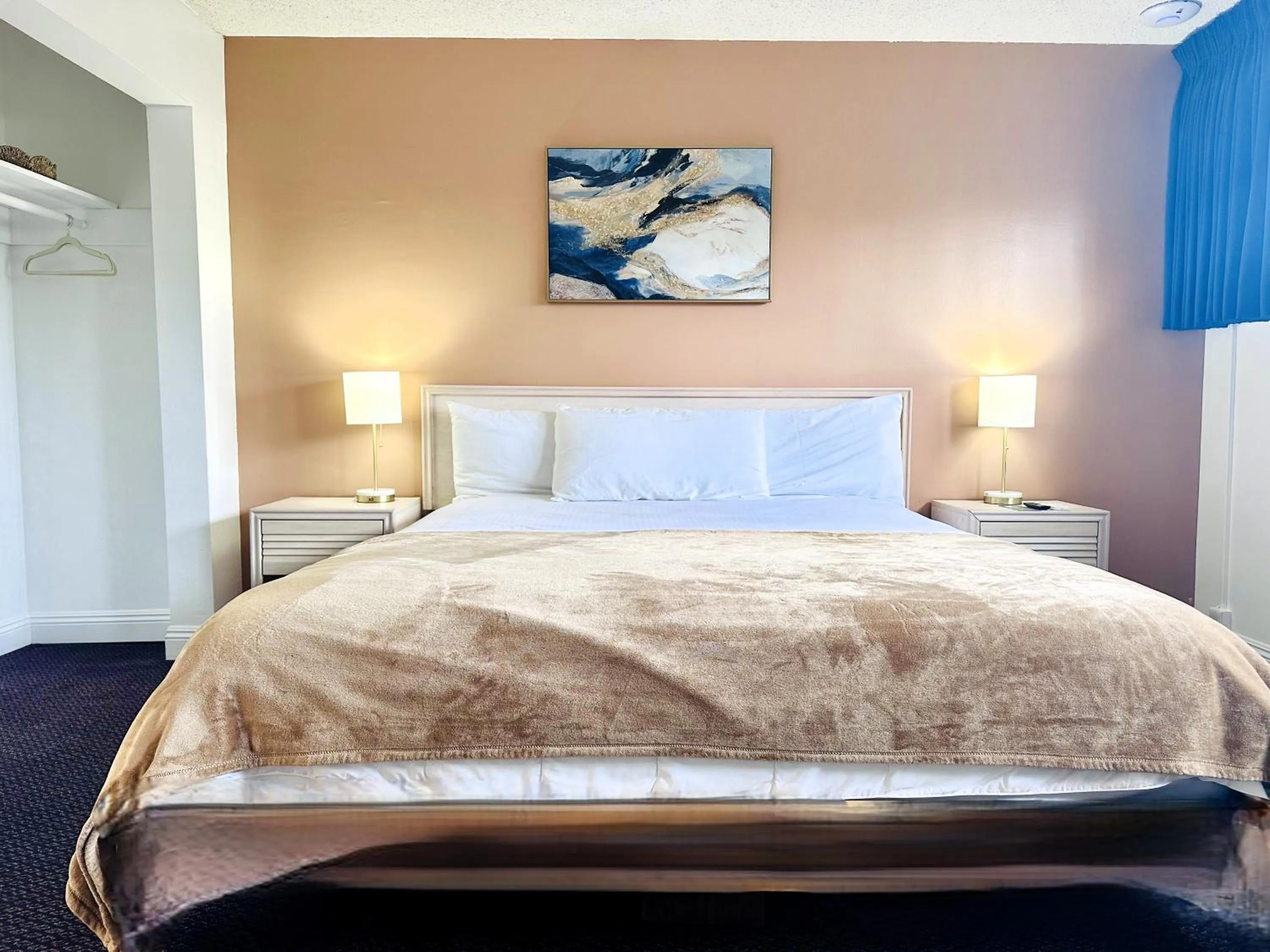 Bed in Foghorn Harbor Inn