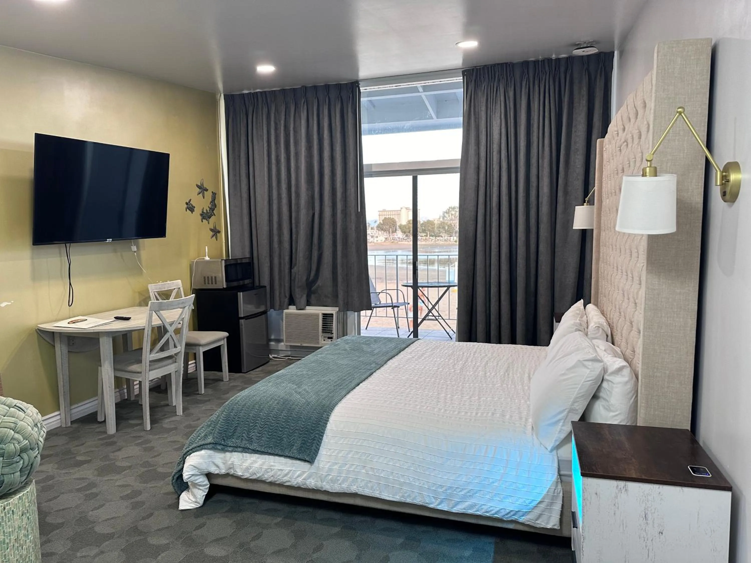 Bed in Foghorn Harbor Inn