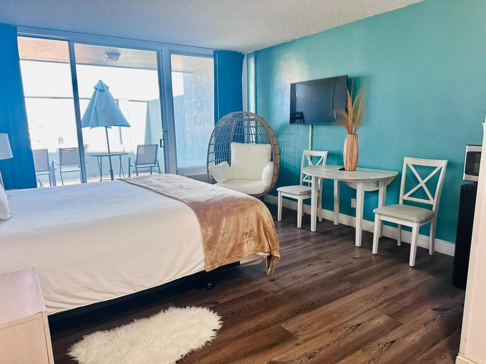 Bed in Foghorn Harbor Inn