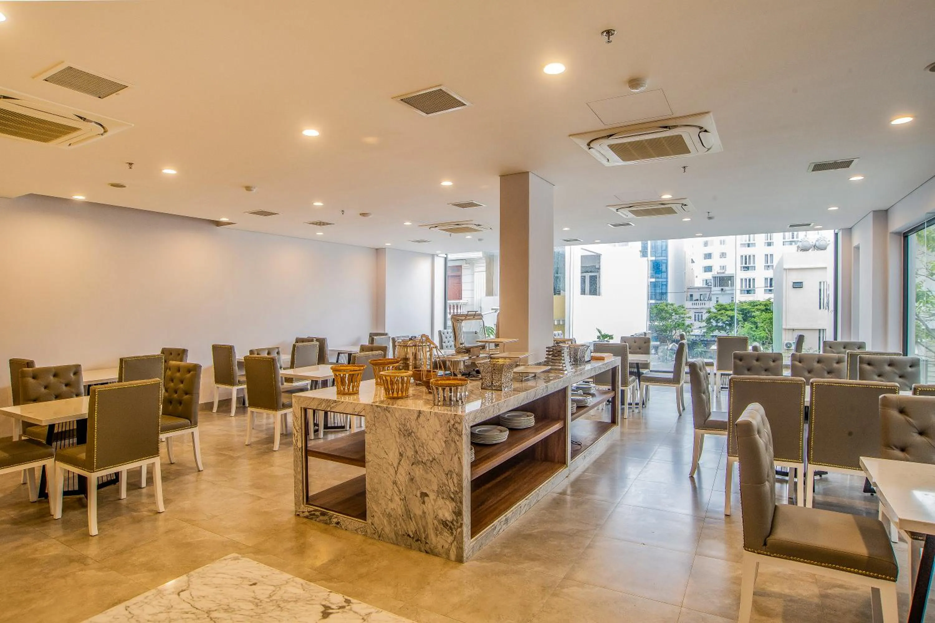 Restaurant/places to eat in Sea Light Hotel Da Nang
